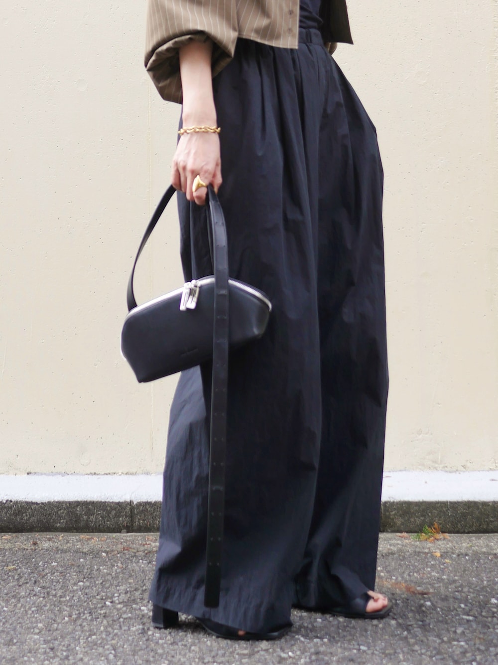 ブラウン系のシャツ/ブラウス、ブラック系のその他パンツ、ブラック系のショルダーバッグを着用したレディースの秋コーディネートの3枚目の写真