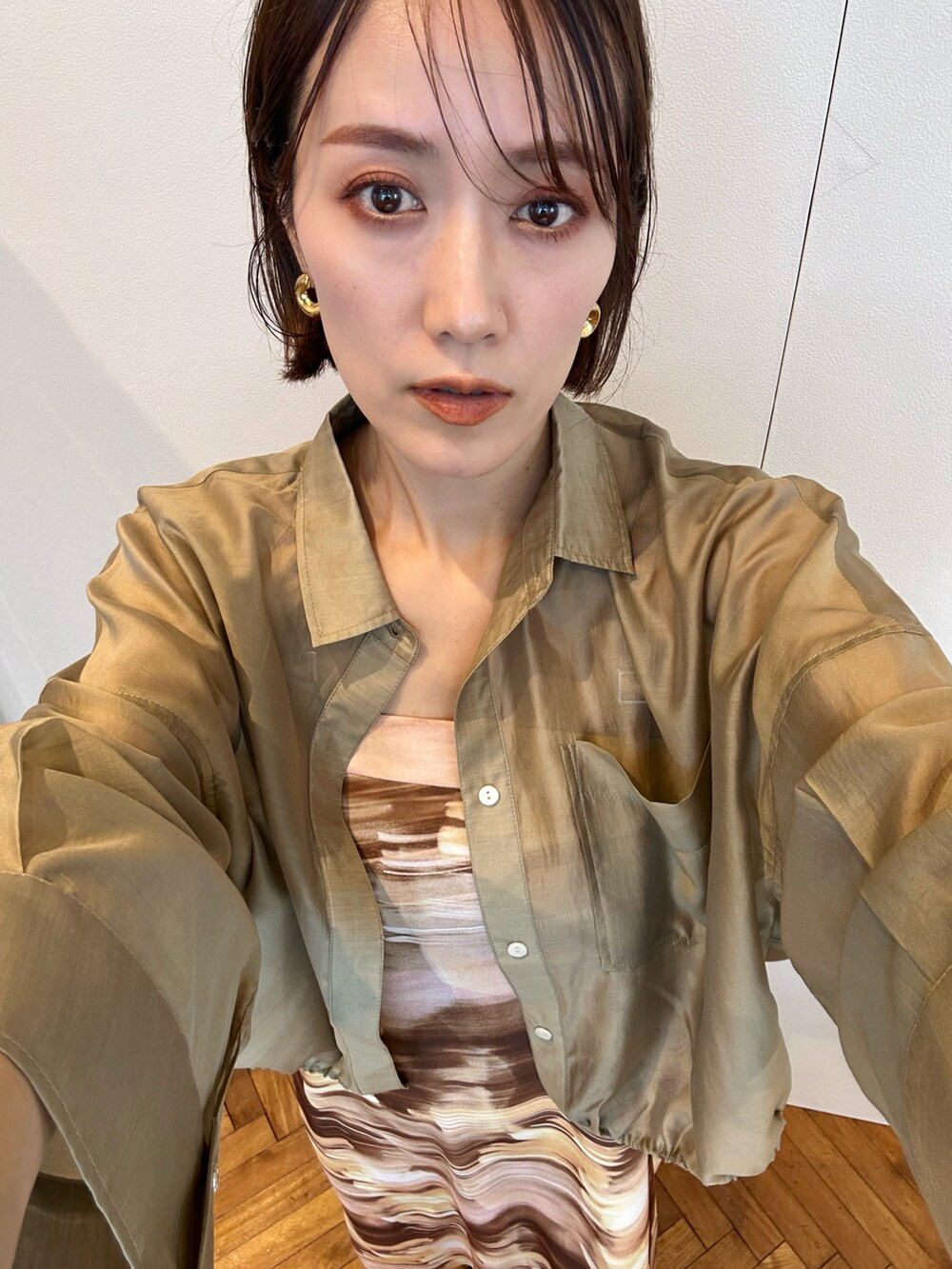 「大人カジュアル、ワンピース、シアートップス、シアーシャツ、春コーデ、お出かけコーデ、デートコーデ、初夏コーデ、春夏コーデ、ロングワンピース、休日スタイル、イエベ、イエベ秋、骨格ナチュラル、高身長女子」｜「GALLESTのシアーローンステンカラーシャツ（シャツ/ブラウス、ベージュ系）」を使った、金子三記(miki)さん（骨格ナチュラル・レディース・170cm）の春コーディネートの2枚目の写真