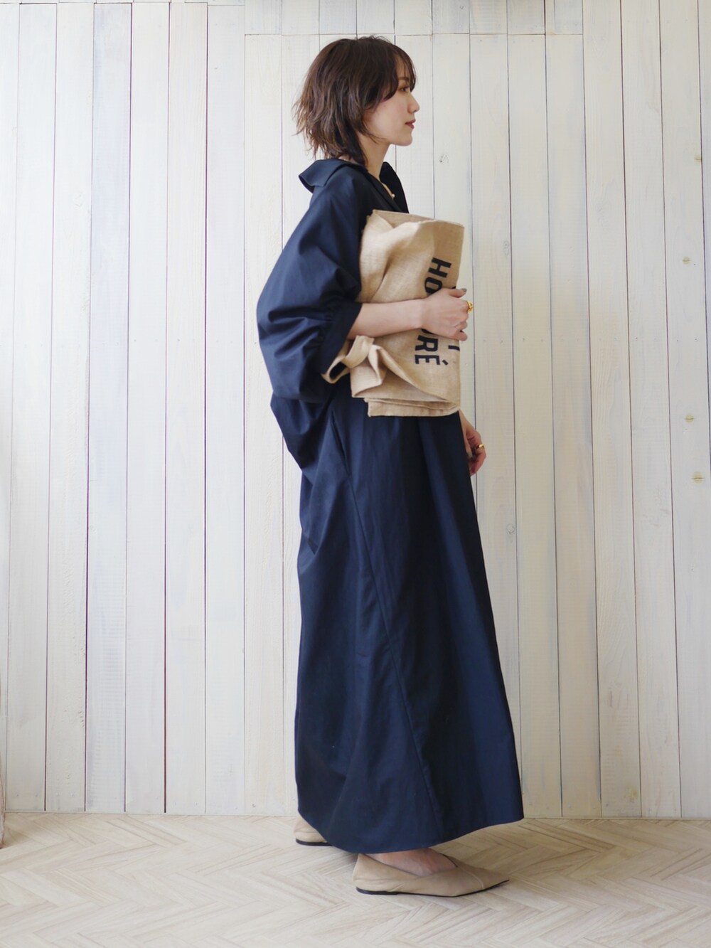 ブラック系のワンピース、ブラック系のトートバッグ、ベージュ系のバレエシューズを着用したレディースの夏コーディネートの4枚目の写真