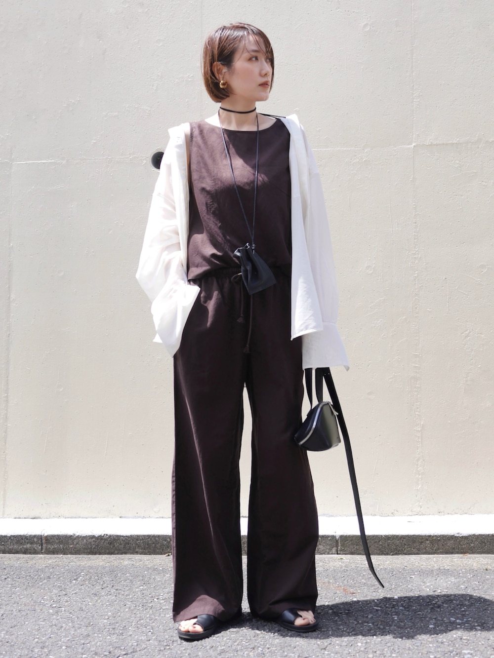 ホワイト系のシャツ/ブラウス、ブラウン系のトップス、ブラウン系のパンツを着用したレディースの春コーディネートの3枚目の写真