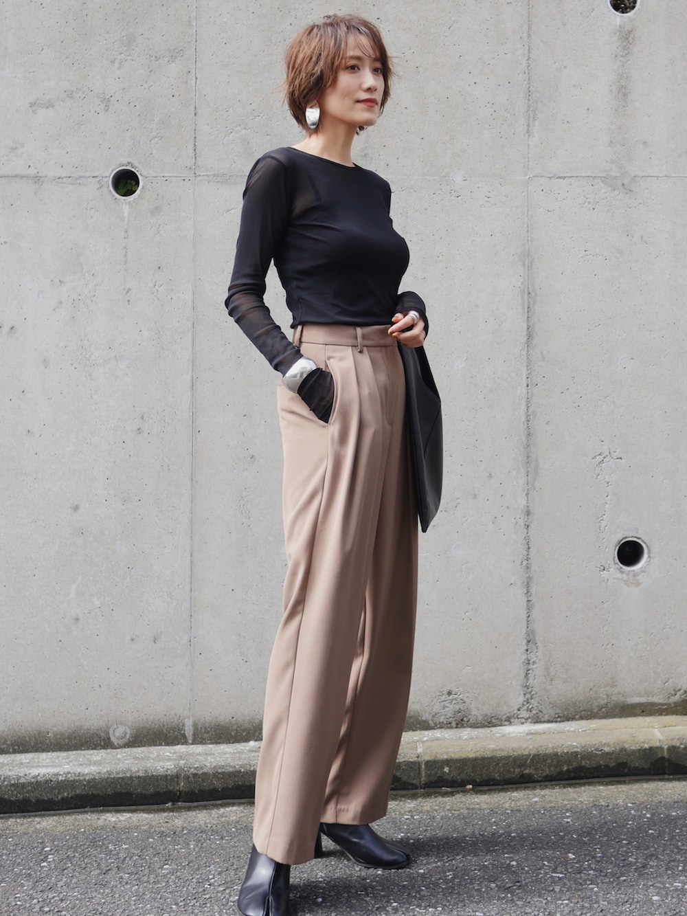 「ロンT、シアー、シアートップス、シースルー、シースルートップス、透け感、ワイドパンツ、タックイン、モード、足袋ブーツ、ブーツ、秋コーデ、ベージュ、ハイウエスト、大人カジュアル」｜「MAISON SPECIALのプレミアムパワーメッシュクルートップス【MAISON SPECIAL/メゾンスペシャル】（Tシャツ/カットソー、ブラック系）」を使った、金子三記(miki)さん（レディース・170cm）の秋コーディネートの4枚目の写真