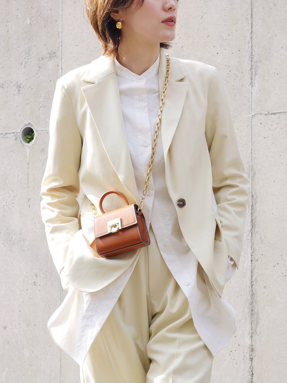 イエロー系のテーラードジャケット、イエロー系のその他パンツ、ホワイト系のシャツ/ブラウスを着用したレディースの冬コーディネートの3枚目の写真