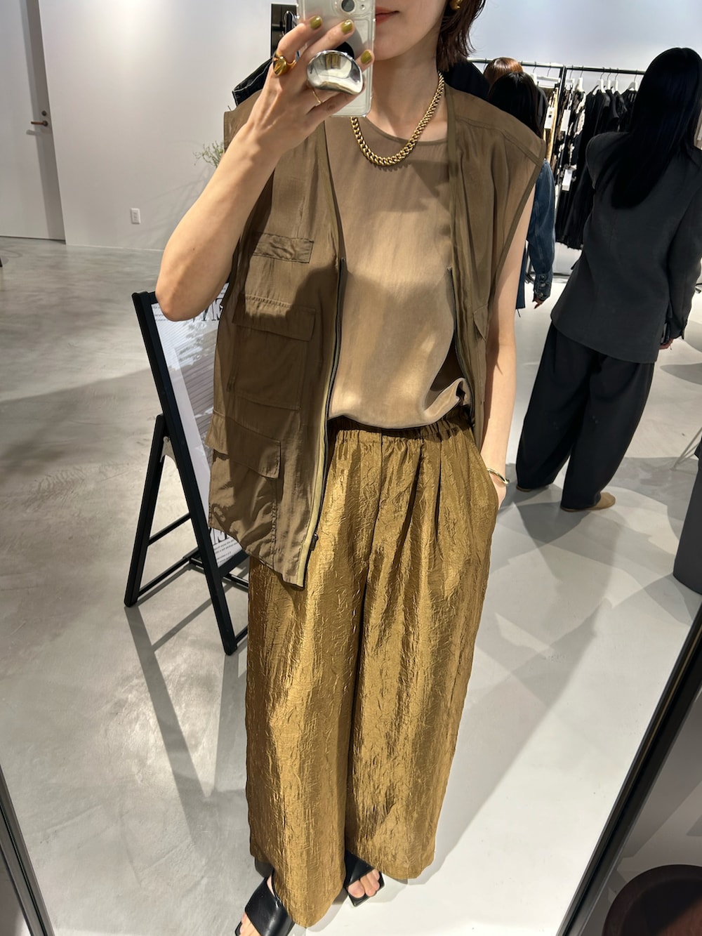 「夏コーデ、シアートップス、レイヤードスタイル、ベスト、シンプルコーデ、ワントーンコーデ、大人カジュアル、きれいめカジュアル、休日スタイル、アースカラー、骨格ナチュラル、高身長女子、ベージュ、高身長コーデ、高身長」｜「CHIGNONの【先行予約】CHIGNON シワ加工ワイドパンツ（その他パンツ、ブラウン系）」を使った、金子三記(miki)さん（骨格ナチュラル・レディース・170cm）の春コーディネートの4枚目の写真