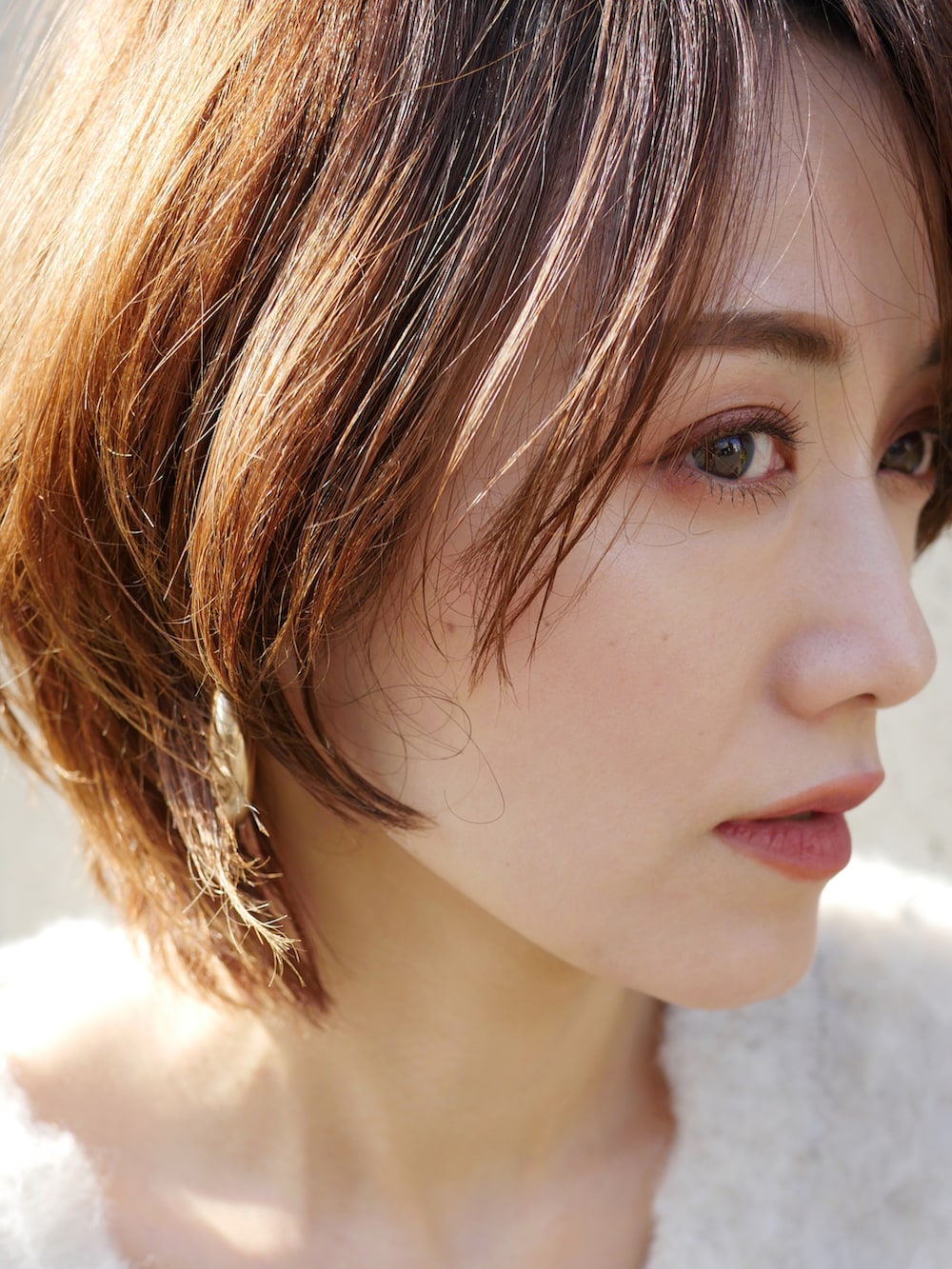 「PR、今日のコスメと服、シャギーニット、ニット、白ニット、Vネック、ワイドパンツ、バレエシューズ、レザー、秋冬コーデ、シンプルコーデ、きれいめカジュアル、高身長女子、ブラウン、服とコスメでなりたい自分に」｜「GALLARDAGALANTEのシャギープルオーバーニット【オンラインストア限定商品】（ニット/セーター、ホワイト系）」を使った、金子三記(miki)さん（骨格ナチュラル・レディース・170cm）の秋コーディネートの3枚目の写真