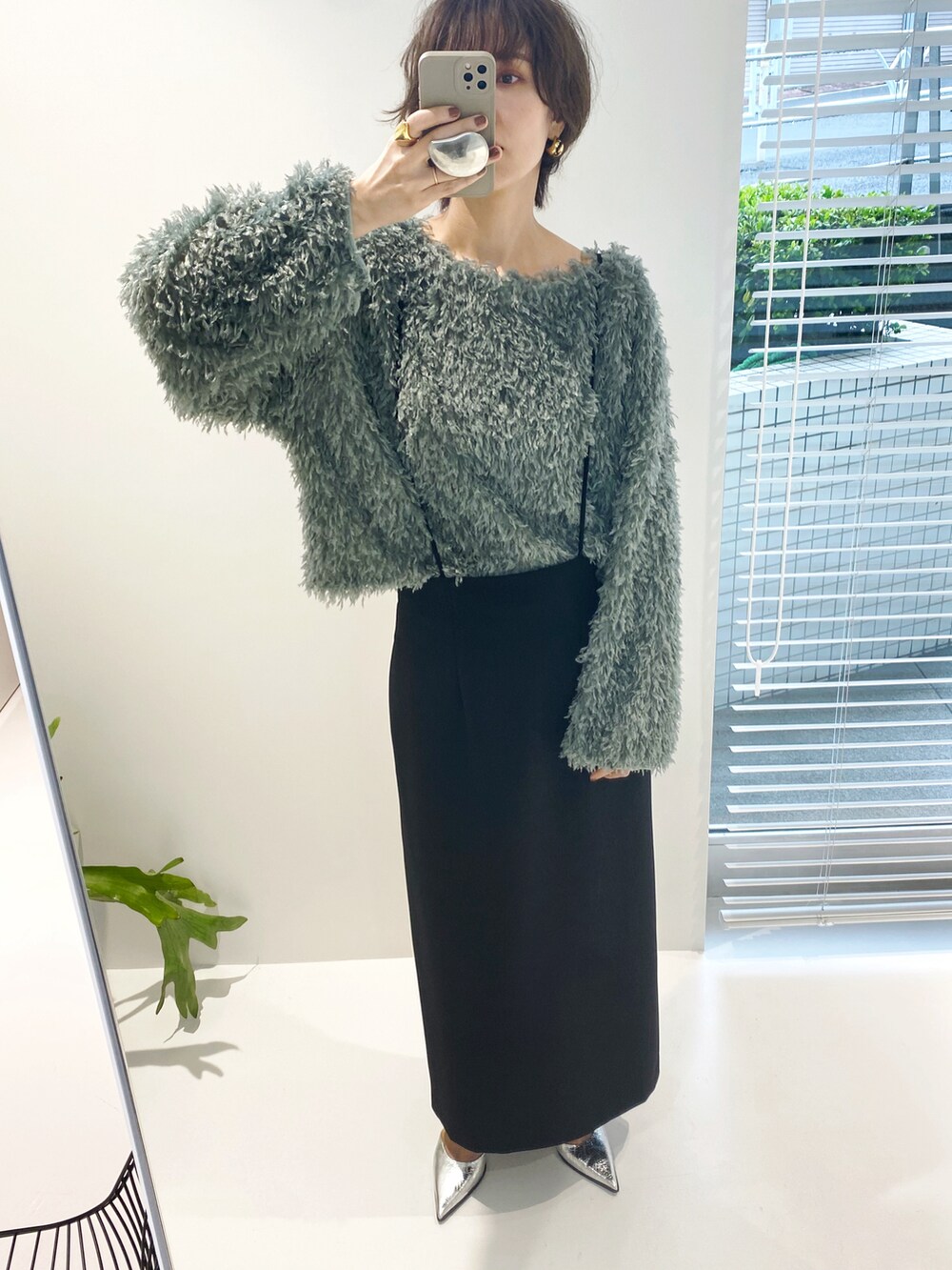 「シャギーニット、冬を彩る色いろコーデ、ロングスカート、きれいめカジュアル、お出かけコーデ、骨格ナチュラル、高身長女子、高身長コーデ、今日のコスメと服、PR、休日スタイル、グリーン、ペンシルスカート、ジャンパースカート、デートコーデ」｜「CHIGNONの【CHIGNON】フェザーフリンジルーズプルオーバー（その他トップス、グリーン系）」を使った、金子三記(miki)さん（骨格ナチュラル・レディース・170cm）の冬コーディネートの3枚目の写真