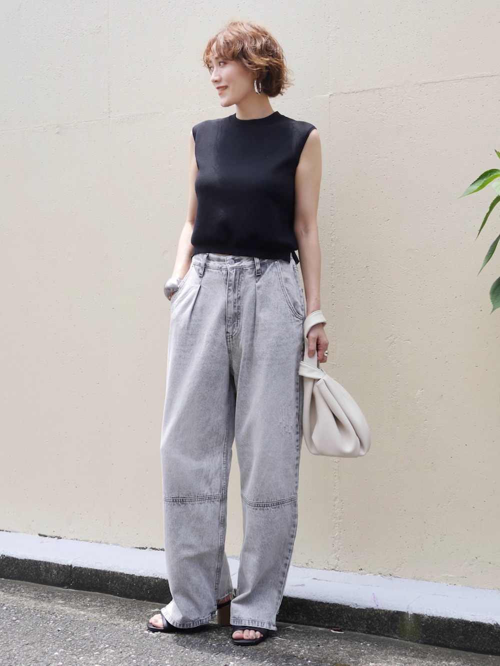 「夏コーデ、さらっと晴れやかスナップ、モノトーン、モノトーンコーデ、ノースリーブ、デニム、デニムパンツ、サンダル、巾着バッグ、シンプルコーデ、お出かけコーデ、骨格ナチュラル、きれいめカジュアル、雨の日コーデ、大人カジュアル」｜「F by ROSSOのF by ROSSO　ウォッシャブルミラノリブノースリニット（ニット/セーター、ブラック系）」を使った、金子三記(miki)さん（骨格ナチュラル・レディース・170cm）の夏コーディネートの2枚目の写真