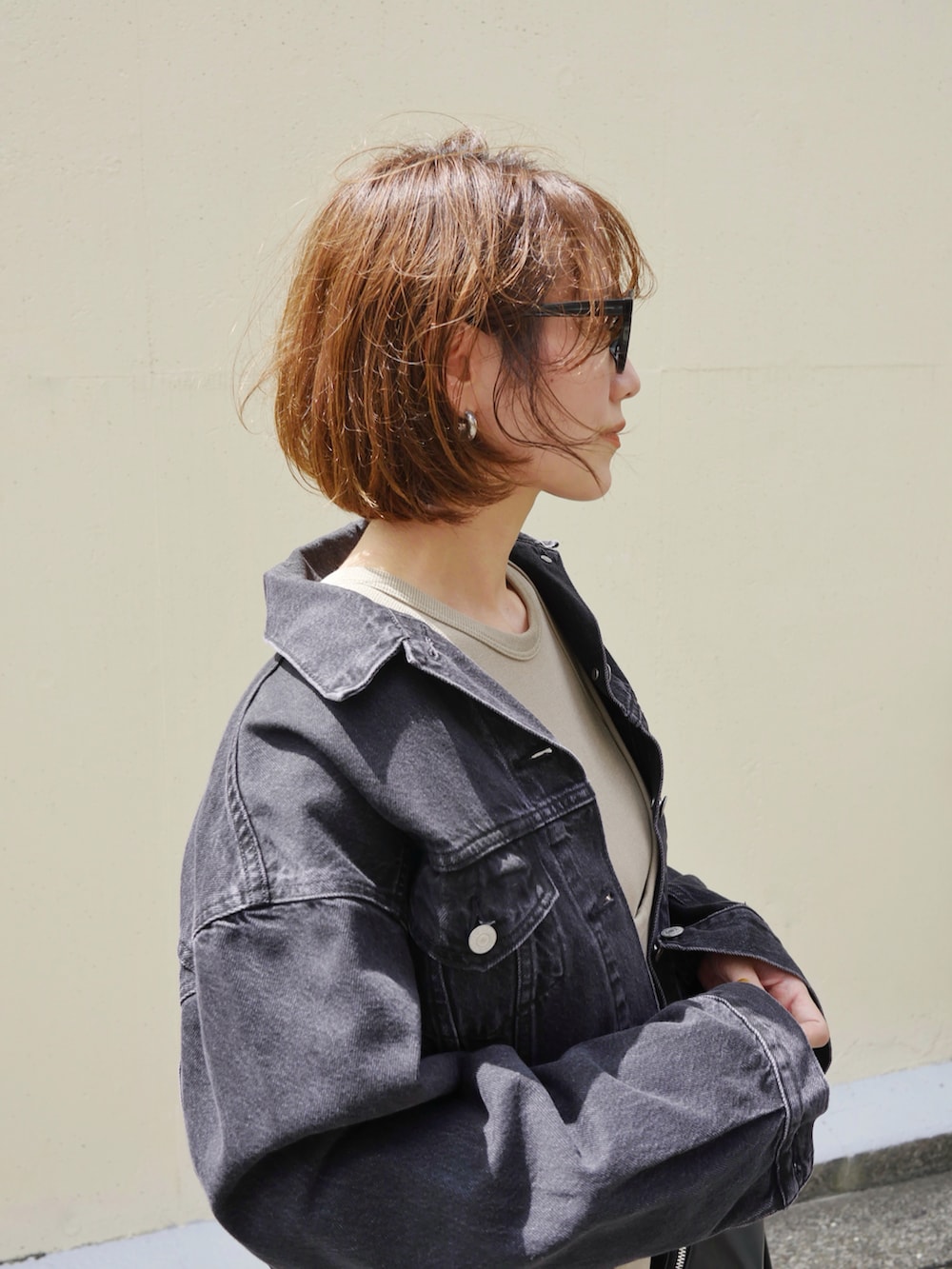 「お出かけコーデ、秋服準備はじめました、デニム、デニムジャケット、オールインワン、ローファー、ショルダーバッグ、ロンパース、リーバイス、リーバイス24AW、Levis、PR、高身長女子、高身長コーデ、レイヤードスタイル」｜「Levi'sのLevi's/リーバイス 飯豊まりえ別注 SHRUNKEN 90S トラッカージャケット IM ブラック（デニムジャケット、ブラック系）」を使った、金子三記(miki)さん（骨格ナチュラル・レディース・170cm）の夏コーディネートの4枚目の写真