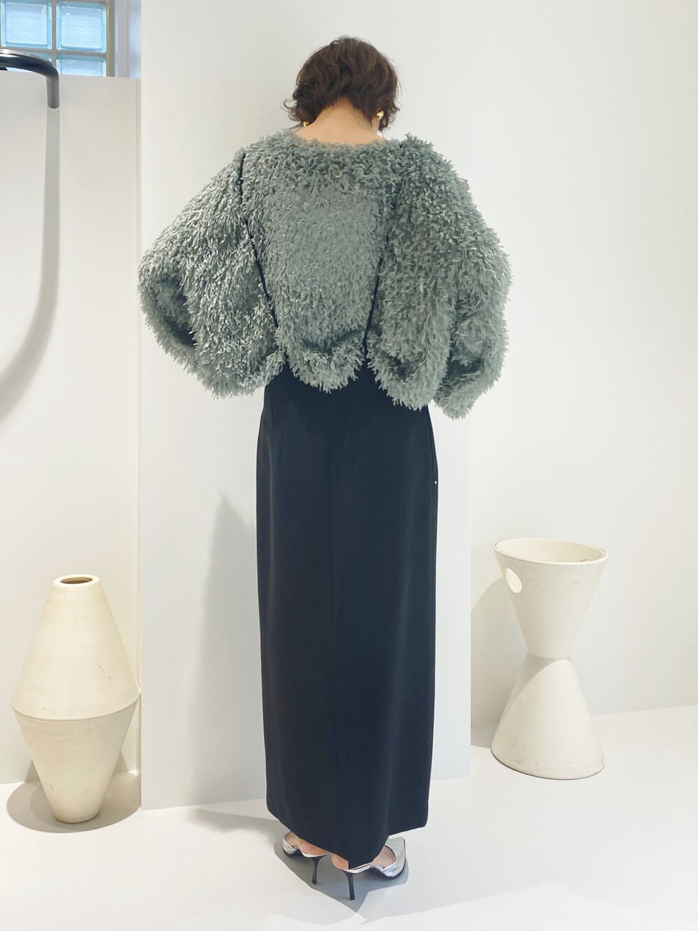 「シャギーニット、冬を彩る色いろコーデ、ロングスカート、きれいめカジュアル、お出かけコーデ、骨格ナチュラル、高身長女子、高身長コーデ、今日のコスメと服、PR、休日スタイル、グリーン、ペンシルスカート、ジャンパースカート、デートコーデ」｜「CHIGNONの【CHIGNON】フェザーフリンジルーズプルオーバー（その他トップス、グリーン系）」を使った、金子三記(miki)さん（骨格ナチュラル・レディース・170cm）の冬コーディネートの4枚目の写真