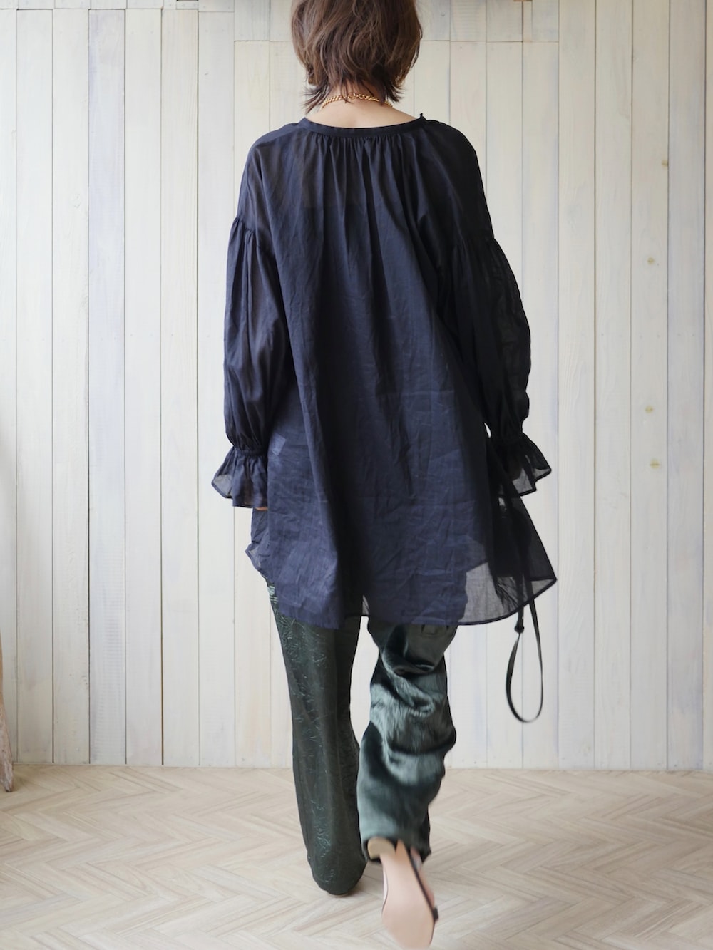 ブラック系のシャツ/ブラウス、グリーン系のカーゴパンツ、ブラック系のサンダルを着用したレディースの春コーディネートの4枚目の写真