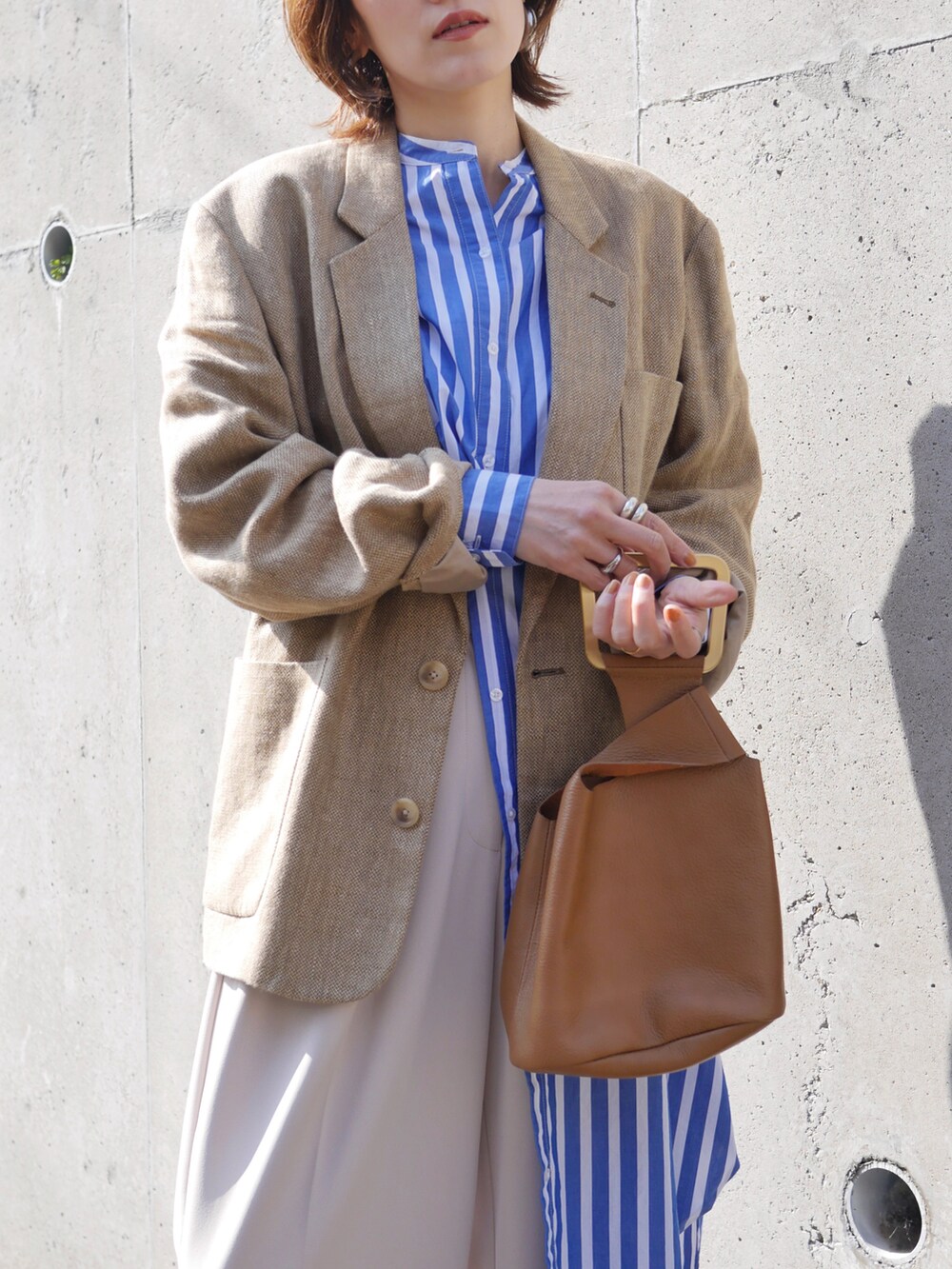 「ジャケット、ジャケットスタイル、GU、春服デビュー宣言、レイヤードスタイル、スラックス、春服みてみて、春アウター、春色、高身長女子、ショートブーツ、休日スタイル、きれいめカジュアル、シャツスタイル、いまどきジャケット写真」|「TODAYFULのボーイフレンドリネンジャケット(テーラードジャケット、ベージュ系)」を使った、金子三記(miki)さん(骨格ナチュラル・レディース・170cm)の春コーディネートの4枚目の写真