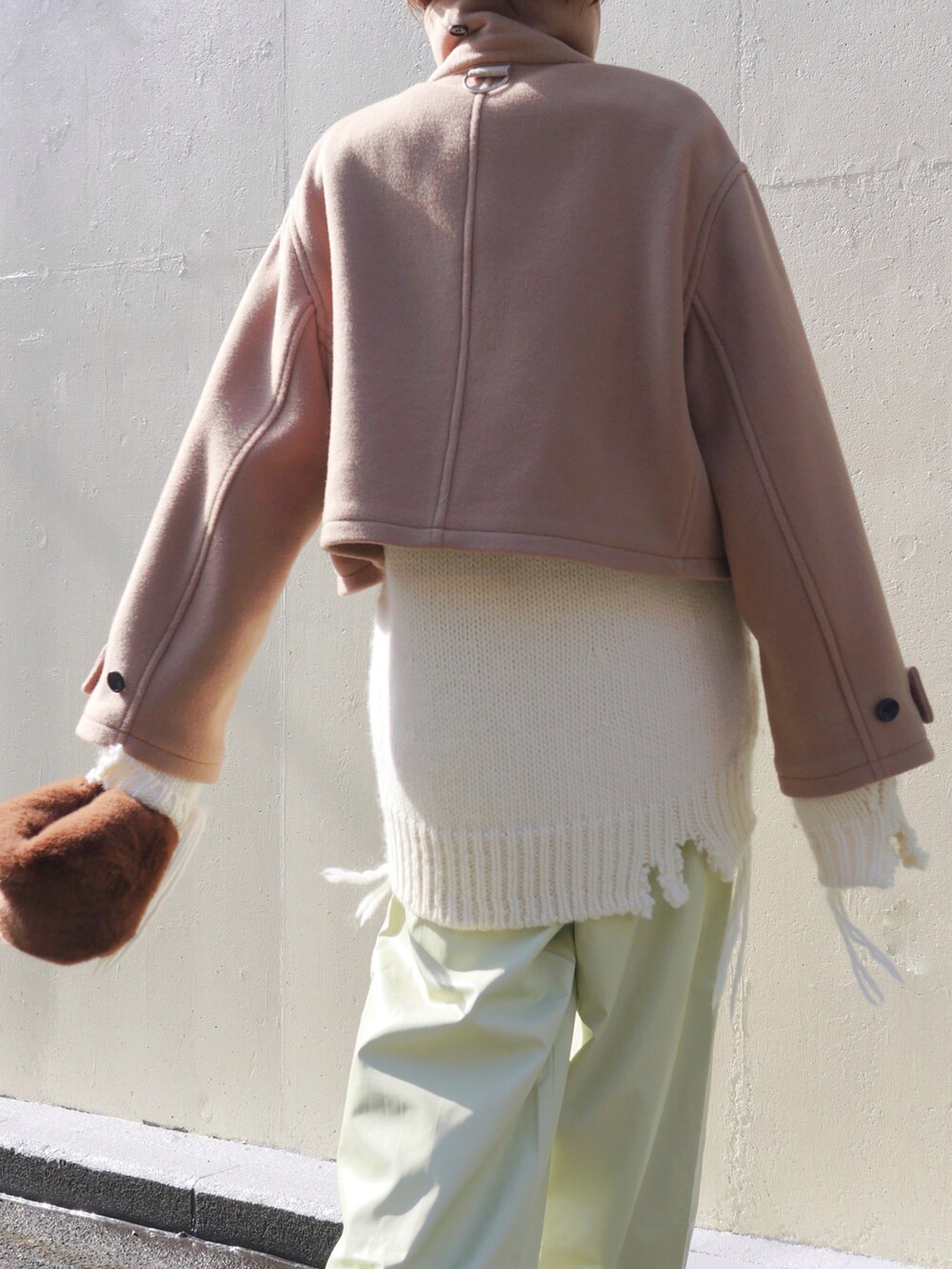 ベージュ系のピーコート、ホワイト系のニット/セーター、グリーン系のその他パンツを着用したレディースの冬コーディネートの5枚目の写真