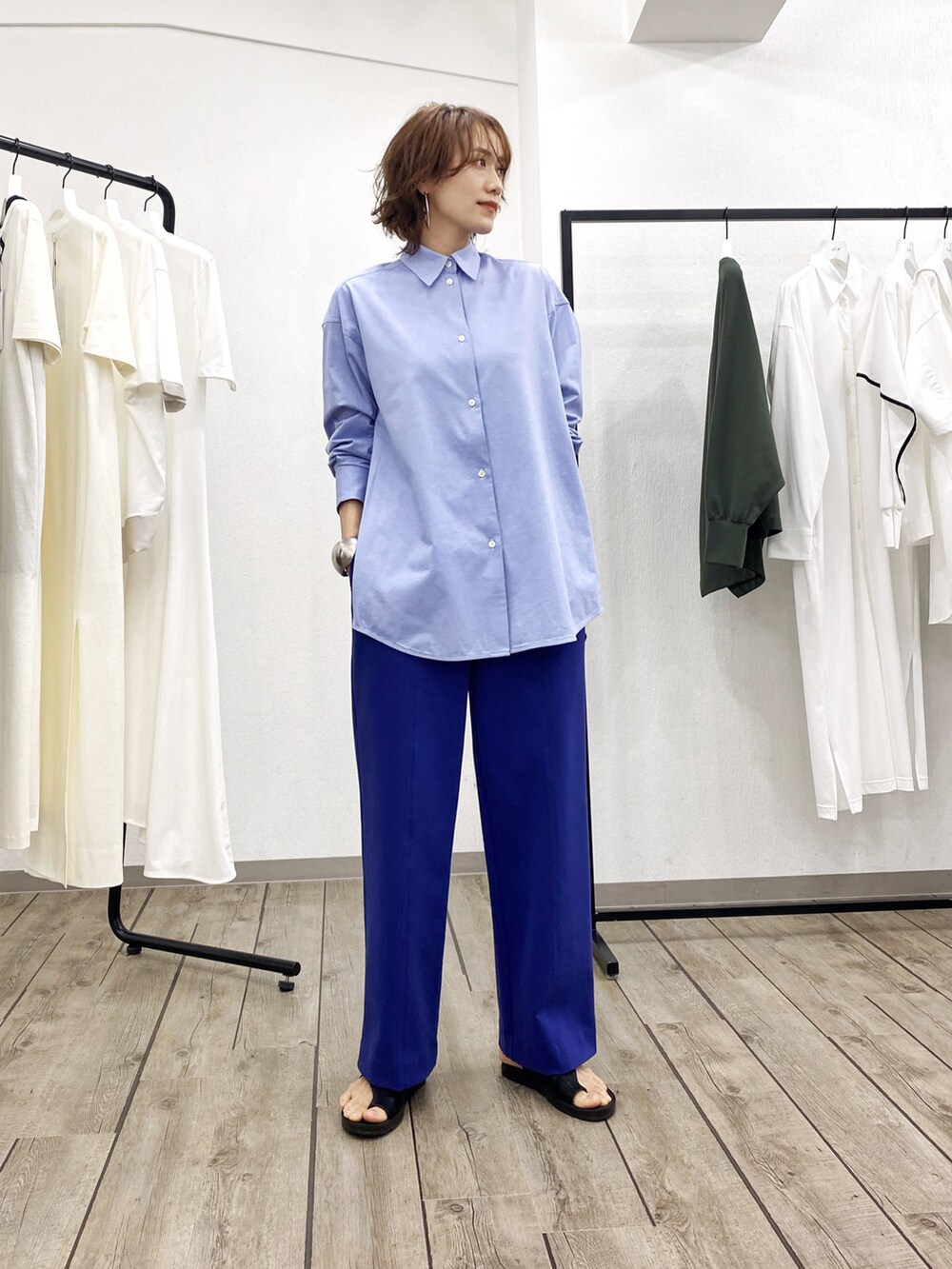 ブルー系のシャツ/ブラウス、ブルー系のパンツ、ブラック系のサンダルを着用したレディースの春コーディネートの2枚目の写真