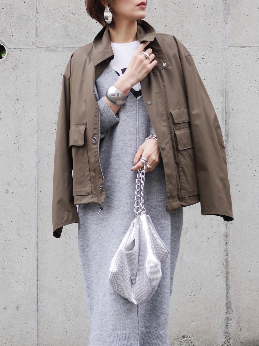 「ニットワンピース、ロングワンピース、ブルゾン、ブーツ、足袋ブーツ、チェーンバッグ、ユニクロ、UNIQLO、UNIQLO U、プチプラ、レイヤードスタイル、ニット、きれいめカジュアル、秋コーデ、高身長コーデ」｜「UNIQLOのユーティリティショートブルゾン　サイズM（ジャケット/アウター、グリーン系）」を使った、金子三記(miki)さん（骨格ナチュラル・レディース・170cm）の秋コーディネートの4枚目の写真