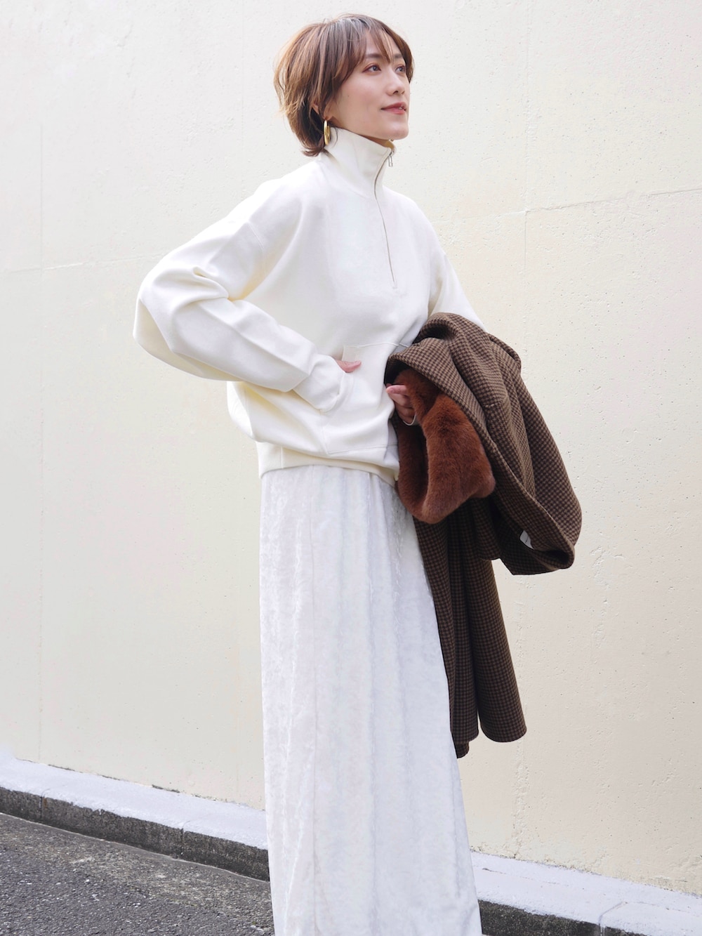 「今日のコスメと服、ロングスカート、ホワイトコーデ、お出かけコーデ、休日スタイル、ベロア、ファーバッグ、ハーフジップ、ニット、きれいめカジュアル、冬コーデ、PR、骨格ナチュラル、高身長女子、大人カジュアル」｜「BEAUTY&YOUTH UNITED ARROWSの【WEB限定】スポンディッシュニット ハーフジッププルオーバー -ウォッシャブル-（ニット/セーター、ホワイト系）」を使った、金子三記(miki)さん（骨格ナチュラル・レディース・170cm）の冬コーディネートの3枚目の写真