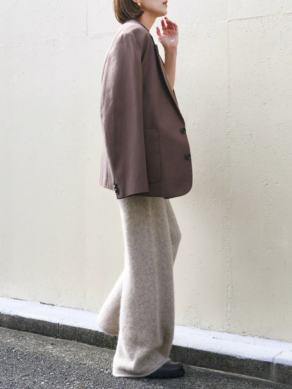 ベージュ系のニット/セーター、ベージュ系のその他パンツ、ブラウン系のローファーを着用したレディースの秋コーディネートの3枚目の写真