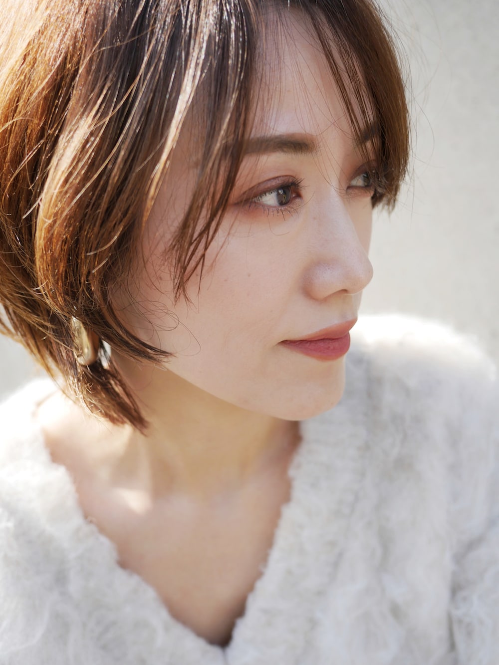 「PR、今日のコスメと服、シャギーニット、ニット、白ニット、Vネック、ワイドパンツ、バレエシューズ、レザー、秋冬コーデ、シンプルコーデ、きれいめカジュアル、高身長女子、ブラウン、服とコスメでなりたい自分に」｜「GALLARDAGALANTEのシャギープルオーバーニット【オンラインストア限定商品】（ニット/セーター、ホワイト系）」を使った、金子三記(miki)さん（骨格ナチュラル・レディース・170cm）の秋コーディネートの2枚目の写真