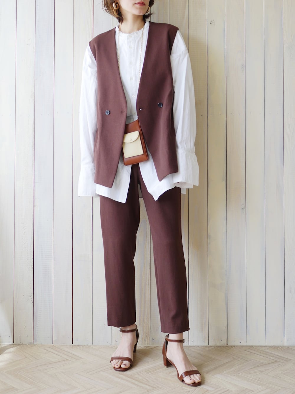 ブラウン系のその他アウター、ブラウン系のその他パンツ、ブラウン系のサンダルを着用したレディースの春コーディネートの3枚目の写真