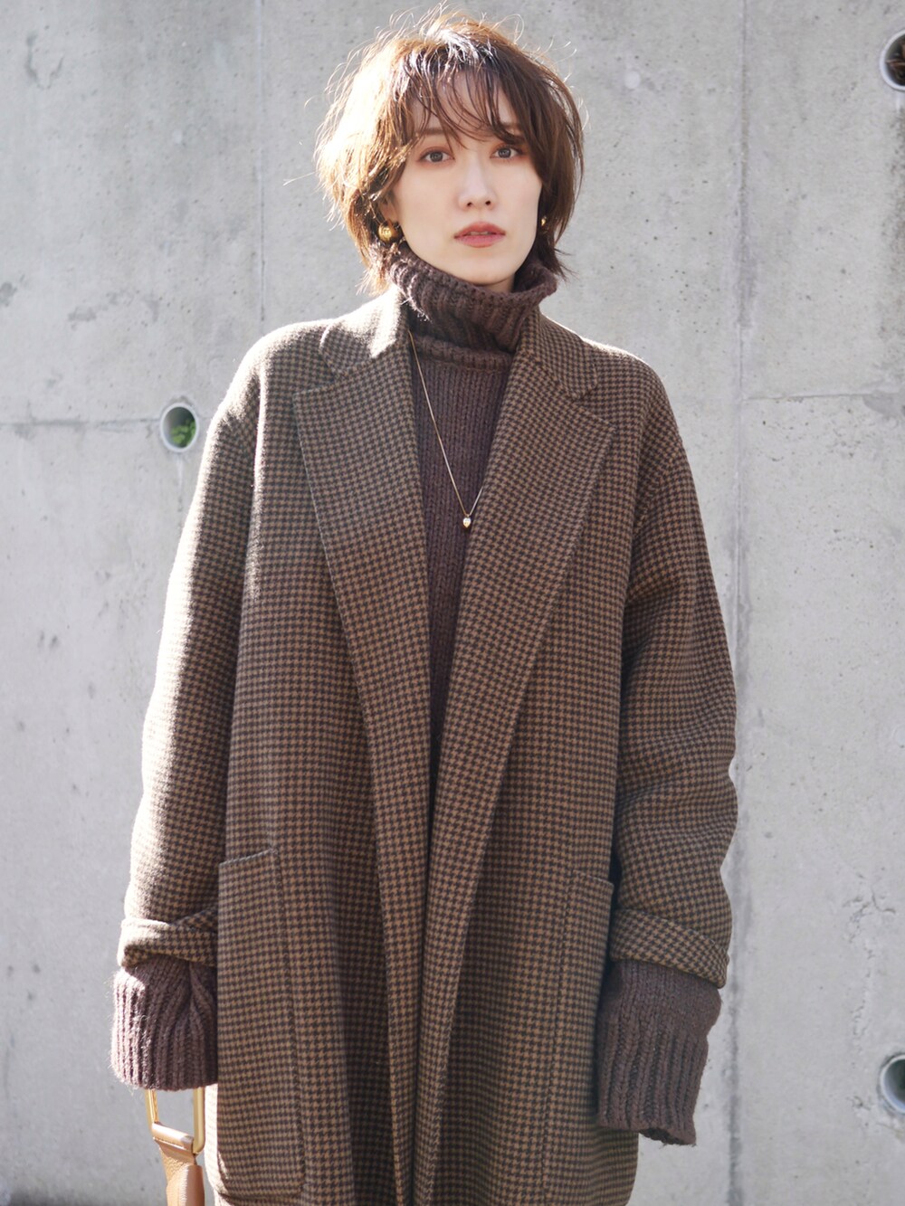「服とコスメでなりたい自分に、冬コーデ、ロングコート、チェスターコート、タートルネック、ニット、ブラウン、ブラウンコーデ、オーバーサイズ、きれいめカジュアル、ブーツ、休日スタイル、高身長女子、高身長コーデ、チェック」｜「TODAYFULのヘビータートルニット（ニット/セーター、ブラウン系）」を使った、金子三記(miki)さん（骨格ナチュラル・レディース・170cm）の冬コーディネートの2枚目の写真