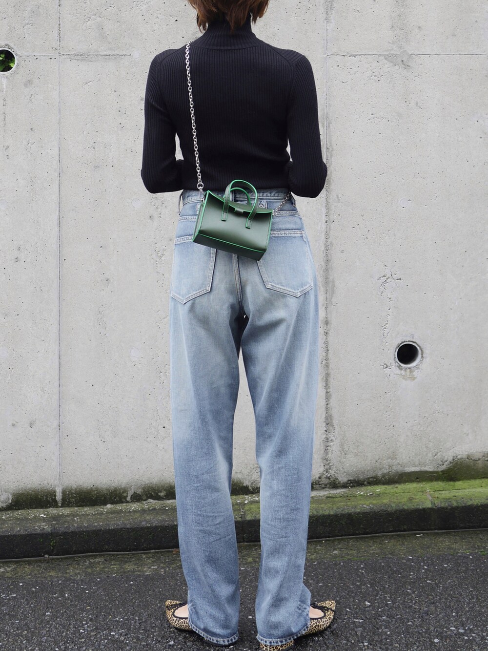 「ニット、タートルネック、タートルネックニット、デニム、ミニバッグ、レオパード、バレエシューズ、ZARA、シンプルコーデ、ハイウエスト、フレアスリーブ、秋冬コーデ、高身長コーデ、骨格ナチュラル、きれいめカジュアル」|「TODAYFULのフレアカフリブニット(ニット/セーター、ブラック系)」を使った、金子三記(miki)さん(骨格ナチュラル・レディース・170cm)の秋コーディネートの4枚目の写真