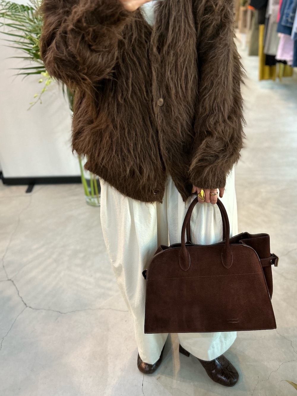 「ニット、ブラウン、カーディガン、白パンツ、ワイドパンツ、ブーツ、シャギーニット、休日スタイル、秋コーデ、お出かけコーデ、プチプラ、骨格ナチュラル、イエベ秋、高身長女子、マイベストコーデ2024」|「Aunt Marie'sのシャギーオーバーサイズルーズカーディガン(カーディガン/ボレロ、ブラウン系)」を使った、金子三記(miki)さん(骨格ナチュラル・レディース・170cm)の秋コーディネートの2枚目の写真