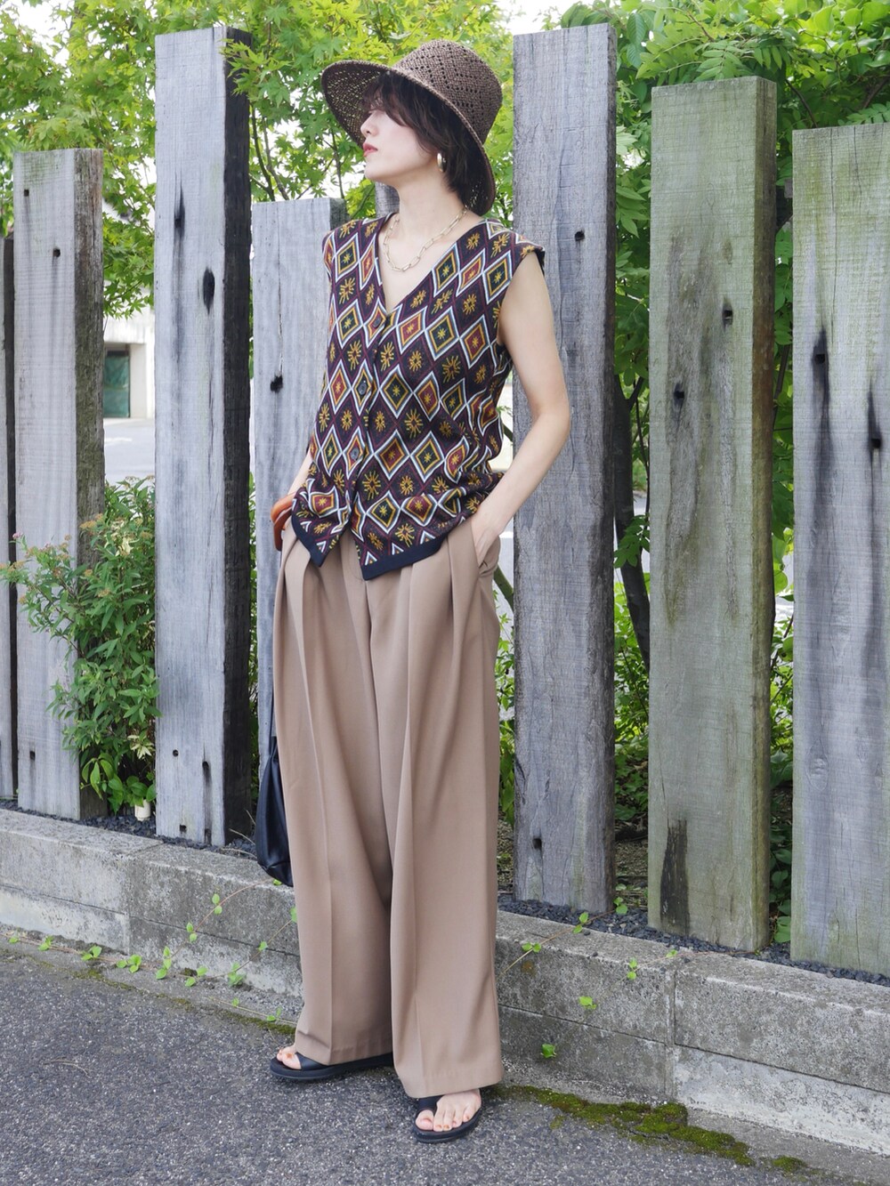 ベージュ系のその他パンツ、ブラック系のサンダル、ブラック系のベストを着用したレディースの夏コーディネートの3枚目の写真