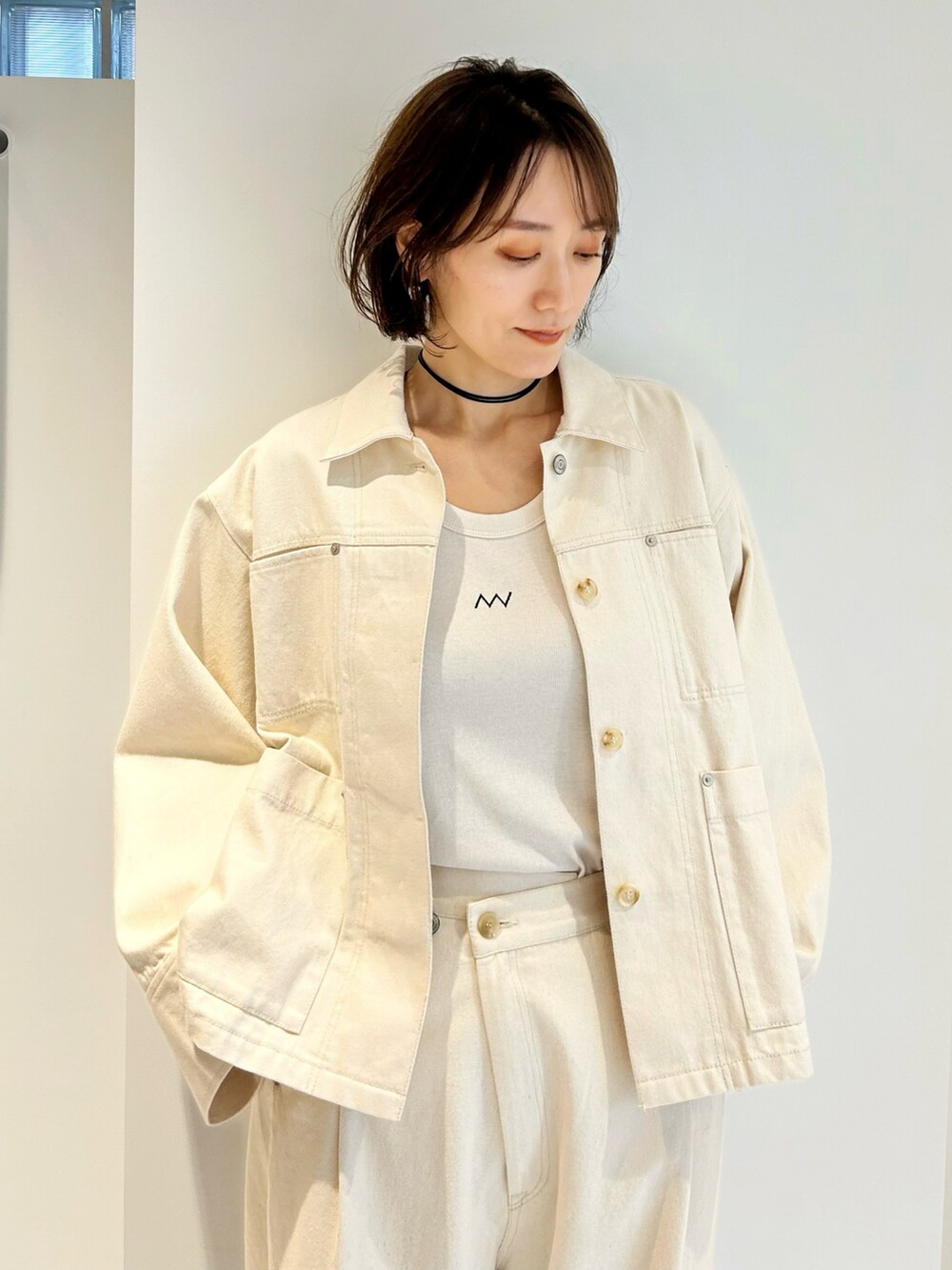 ホワイト系のデニムパンツ、その他のネックレス、シルバー系のピアス（両耳用）を着用したレディースの冬コーディネートの2枚目の写真