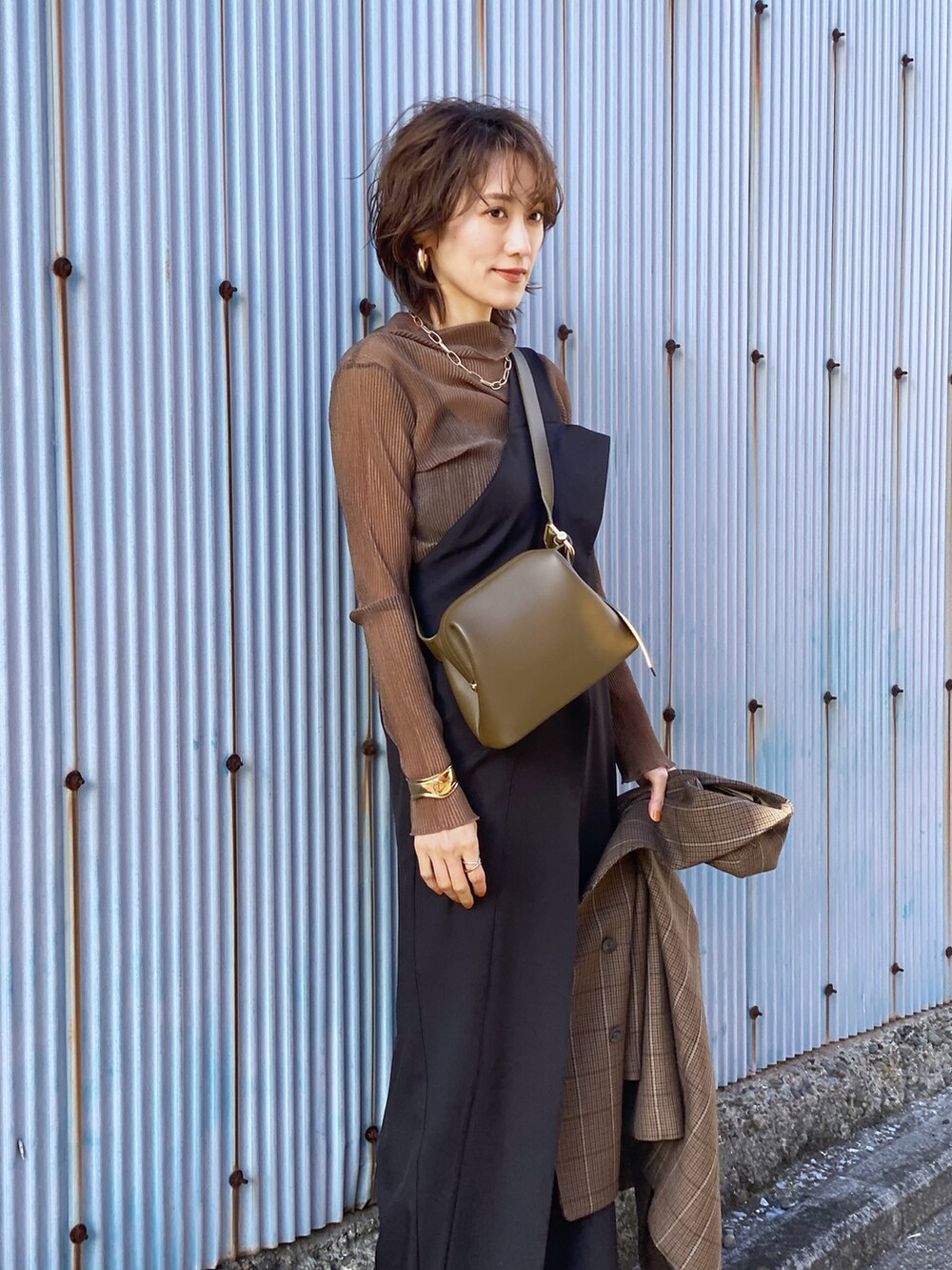 「今日のコスメと服、シアートップス、シースルートップス、シースルー、ワンショルダー、サロペット、ノーカラージャケット、チェック柄に恋してる、スクエアバッグ、レイヤードスタイル、骨格ナチュラル、高身長コーデ、モード、きれいめカジュアル、高身長女子」|「UN3D.のワンショルダーオールインワン(つなぎ/オールインワン、ブラック系)」を使った、金子三記(miki)さん(レディース・170cm)の冬コーディネートの3枚目の写真