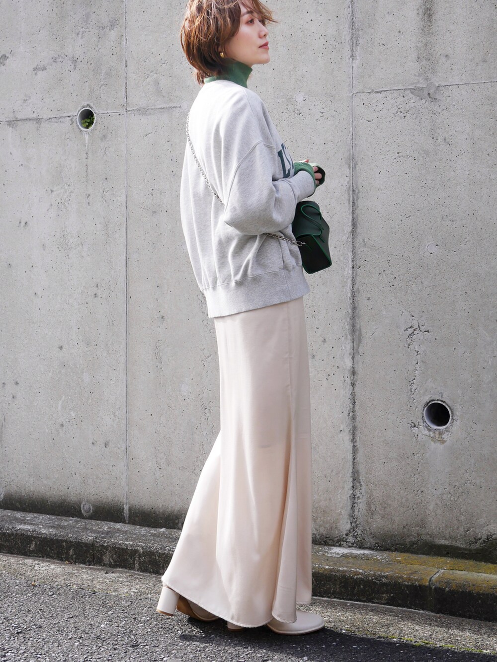 ホワイト系のスカート、グレー系のスウェット、グリーン系のニット/セーターを着用したレディースの冬コーディネートの3枚目の写真