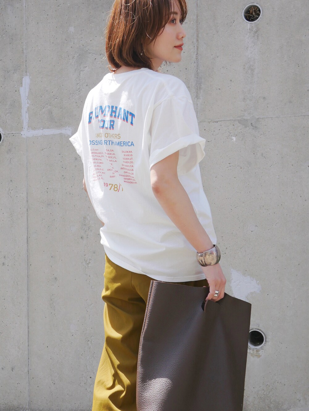 ホワイト系のTシャツ/カットソー、その他のその他パンツ、ブラウン系のハンドバッグを着用したレディースの夏コーディネートの3枚目の写真