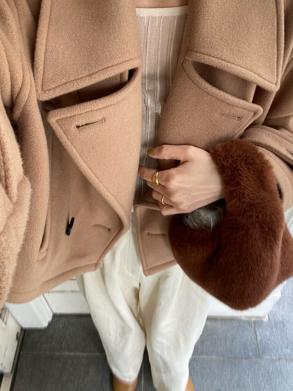 ベージュ系のピーコート、ベージュ系のニット/セーター、ホワイト系のその他パンツを着用したレディースの冬コーディネートの4枚目の写真