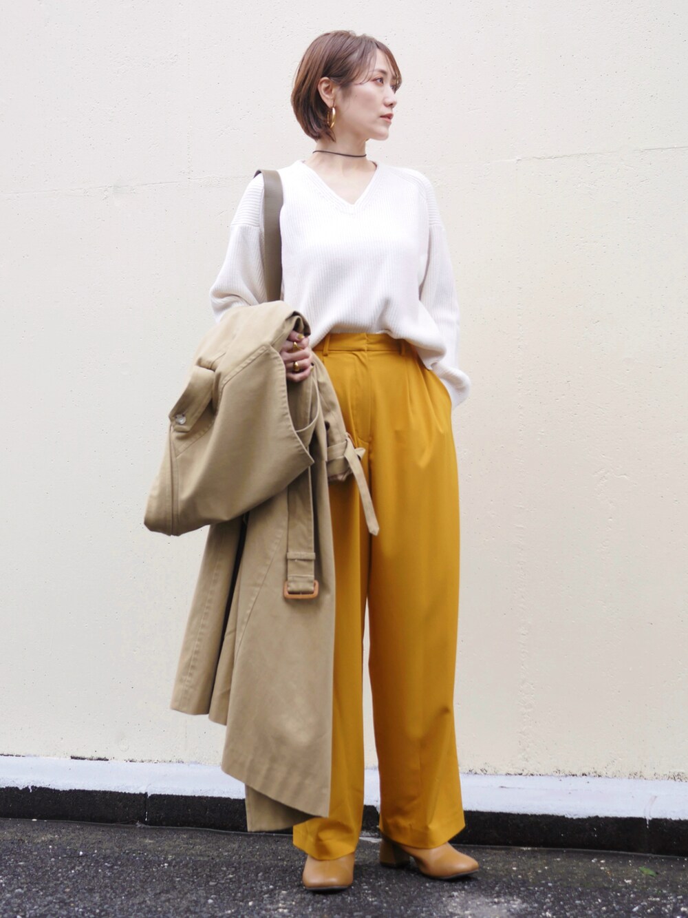 イエロー系のその他パンツ、ベージュ系のブーツ、グリーン系のショルダーバッグを着用したレディースの春コーディネートの3枚目の写真