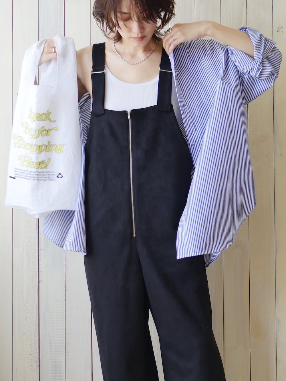 ブルー系のシャツ/ブラウス、ブラック系のサロペット/オーバーオール、ブラック系のサンダルを着用したレディースの夏コーディネートの2枚目の写真