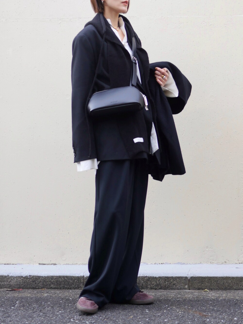 ブラック系のテーラードジャケット、ブラック系のその他パンツ、ブラック系のショルダーバッグを着用したレディースの冬コーディネートの4枚目の写真