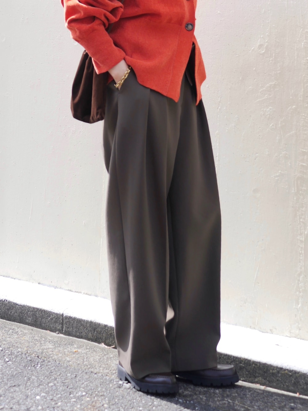 ブラウン系のローファー、グリーン系のその他パンツ、ベージュ系のエコバッグ/サブバッグを着用したレディースの秋コーディネートの3枚目の写真