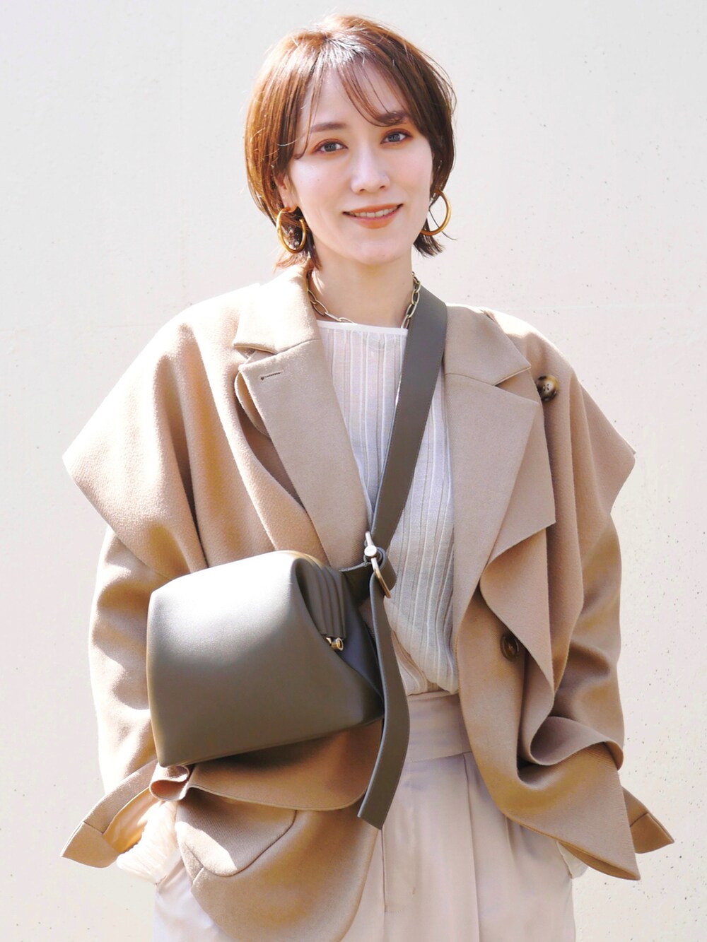 「淡色コーデ、カーゴパンツ、ショルダーバッグ、ブーツ、シアートップス、ジャケットスタイル、レイヤードスタイル、春アウター、休日スタイル、お出かけコーデ、今日のコスメと服、PR、春色、春コーデ、春のNewスタイル」｜「CITENの＜CITEN＞ラメ シアー ユル クルーネック ニット（ニット/セーター、ベージュ系）」を使った、金子三記(miki)さん（骨格ナチュラル・レディース・170cm）の春コーディネートの2枚目の写真