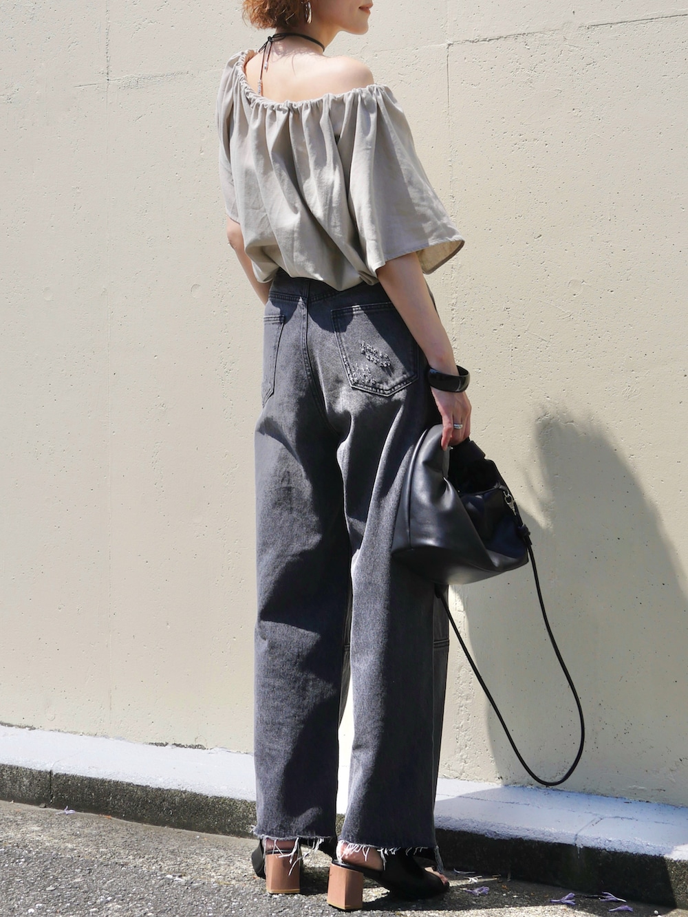 ベージュ系のシャツ/ブラウス、グレー系のデニムパンツ、ブラック系のサンダルを着用したレディースの夏コーディネートの3枚目の写真