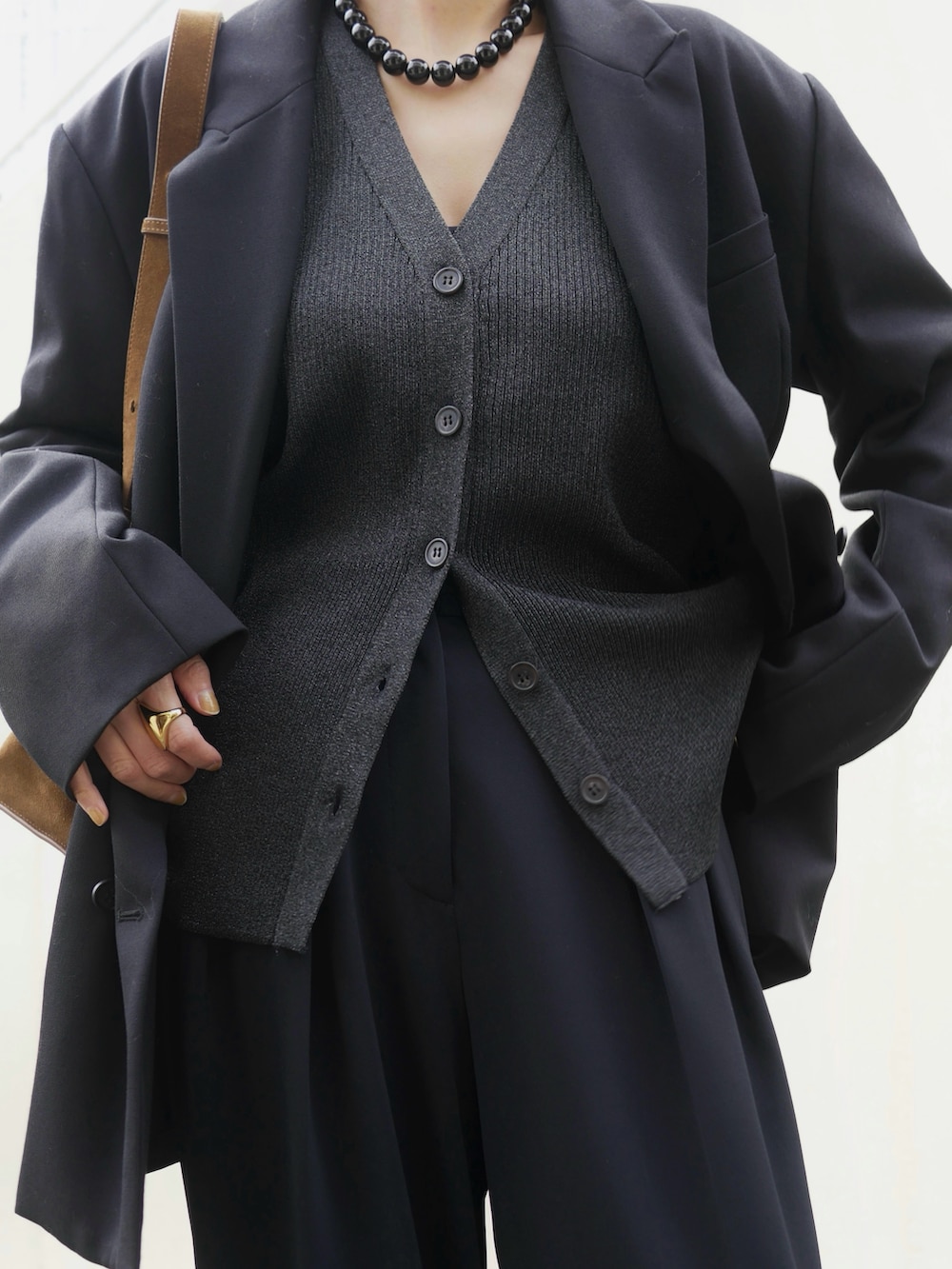 ブラック系のカーディガン/ボレロ、ブラック系のその他パンツ、ブラック系のスニーカーを着用したレディースの秋コーディネートの2枚目の写真