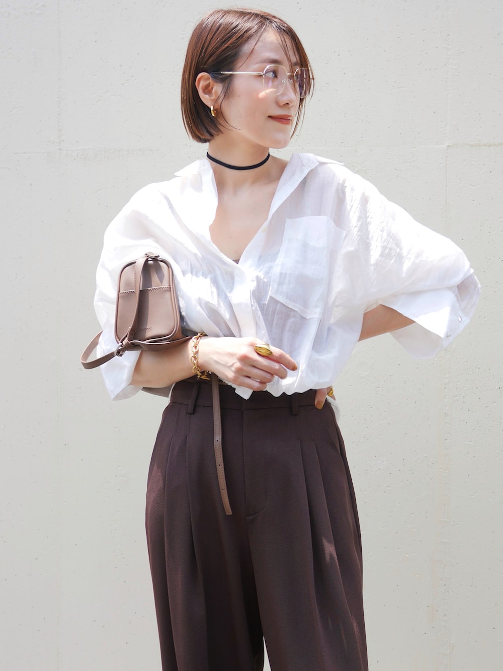 ホワイト系のシャツ/ブラウス、ブラウン系のその他パンツ、ブラウン系のショルダーバッグを着用したレディースの夏コーディネートの2枚目の写真