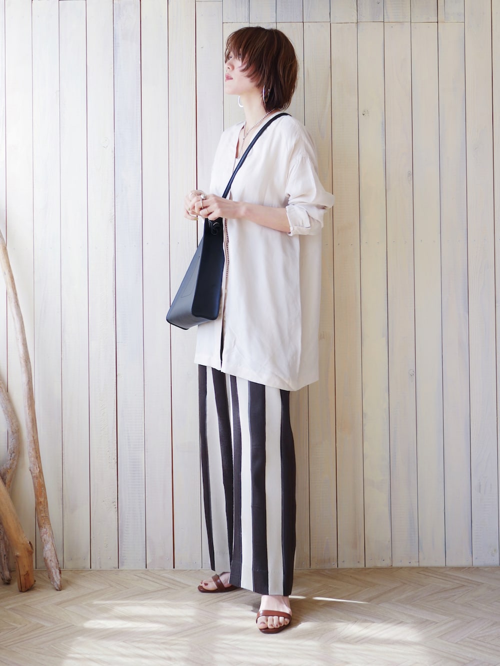 「春服みてみて、ストライプ、柄パンツ、サンダル、スクエアバッグ、大人カジュアル、きれいめカジュアル、パンツスタイル、ショートヘア、ショルダーバッグ、骨格ナチュラル、高身長女子、高身長コーデ、春コーデ、シャツスタイル」|「TODAYFULのカラーレスサテンシャツ(シャツ/ブラウス、ホワイト系)」を使った、金子三記(miki)さん(レディース・170cm)の春コーディネートの3枚目の写真