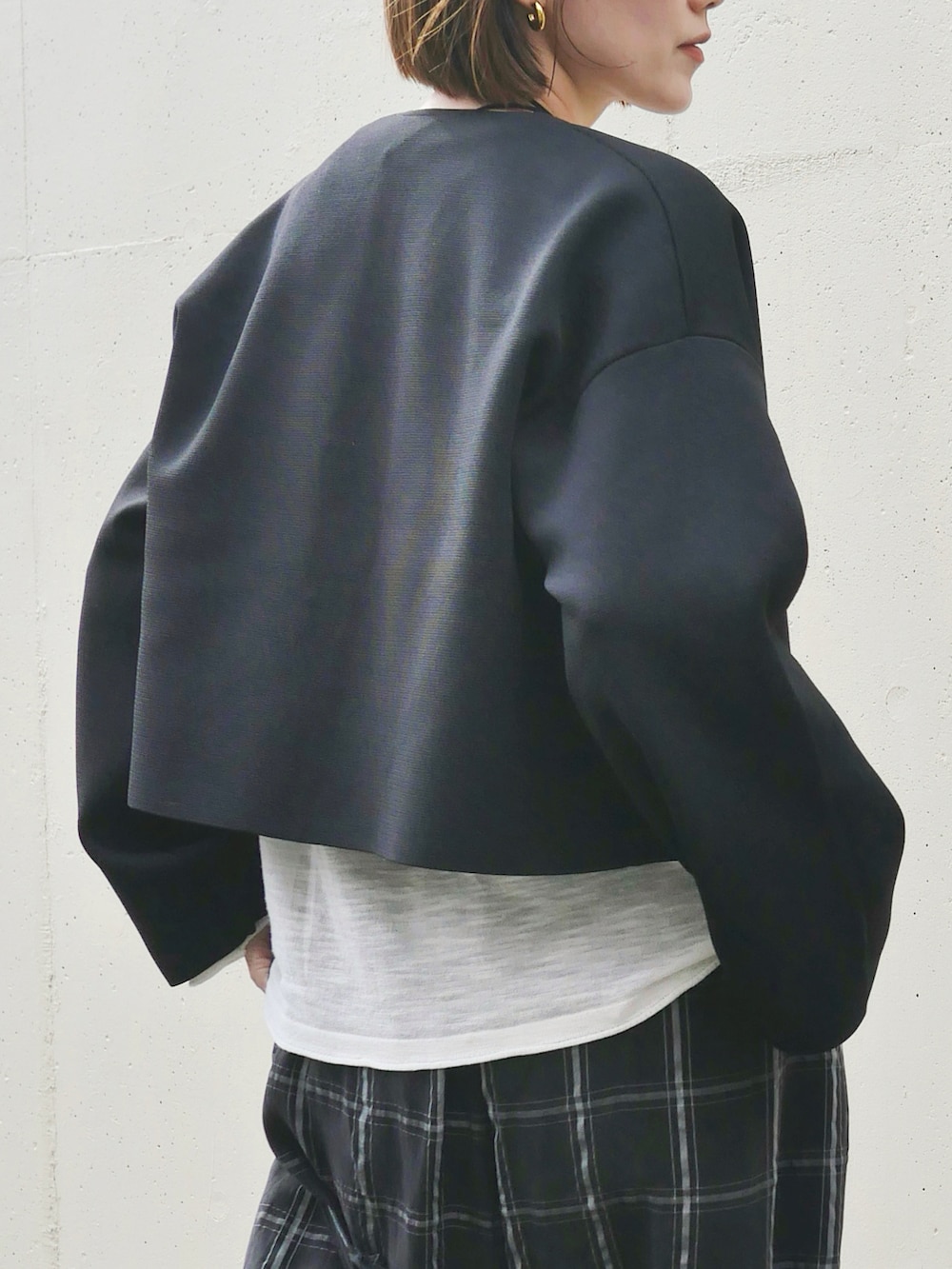 ホワイト系のTシャツ/カットソー、その他のその他パンツ、その他のショルダーバッグを着用したレディースの秋コーディネートの3枚目の写真
