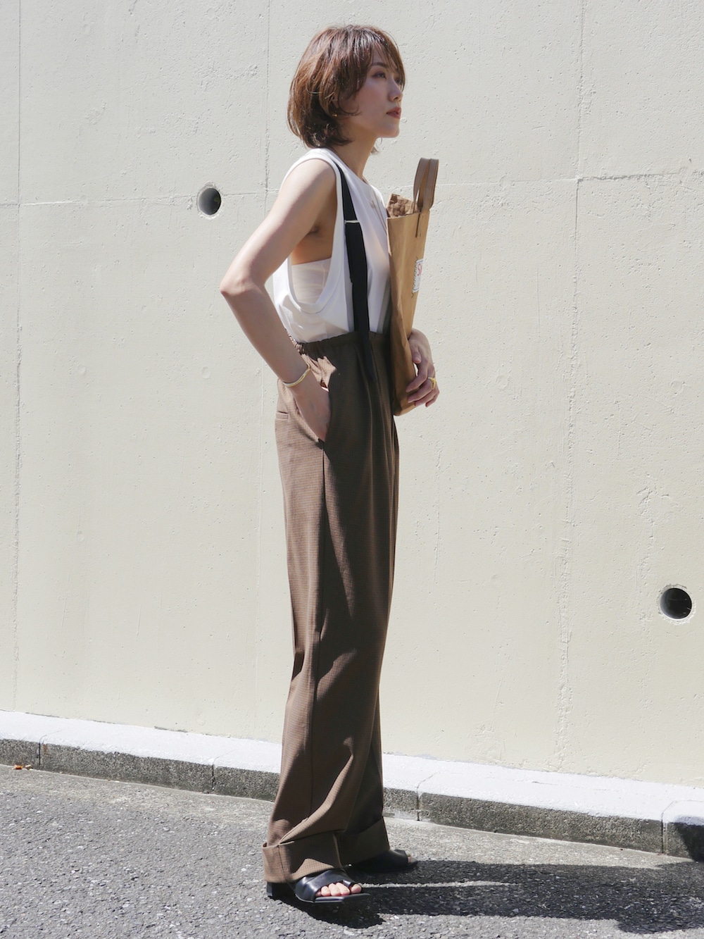「今日のコスメと服、サスペンダー、秋服準備はじめました、秋先取りコーデ、ハイウエスト、タックイン、トートバッグ、ブラウン、ノースリーブ、休日スタイル、きれいめカジュアル、骨格ナチュラル、高身長コーデ、プチプラ、チェック」|「TODAYFULのサスペンダーハイウエストパンツ(その他パンツ、ブラウン系)」を使った、金子三記(miki)さん(骨格ナチュラル・レディース・170cm)の夏コーディネートの3枚目の写真