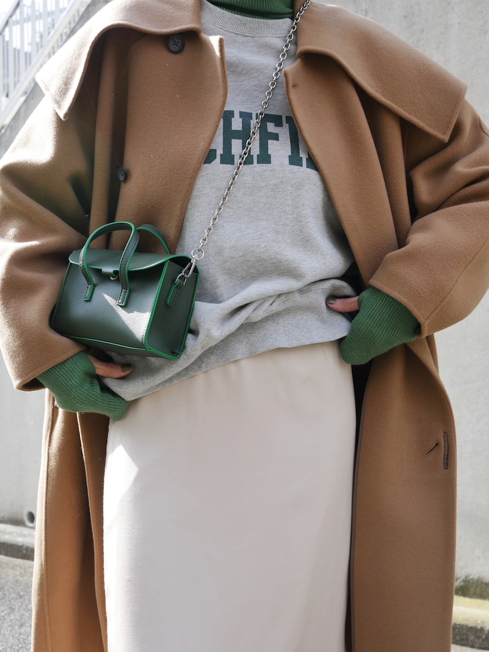 ホワイト系のスカート、グレー系のスウェット、グリーン系のニット/セーターを着用したレディースの冬コーディネートの5枚目の写真