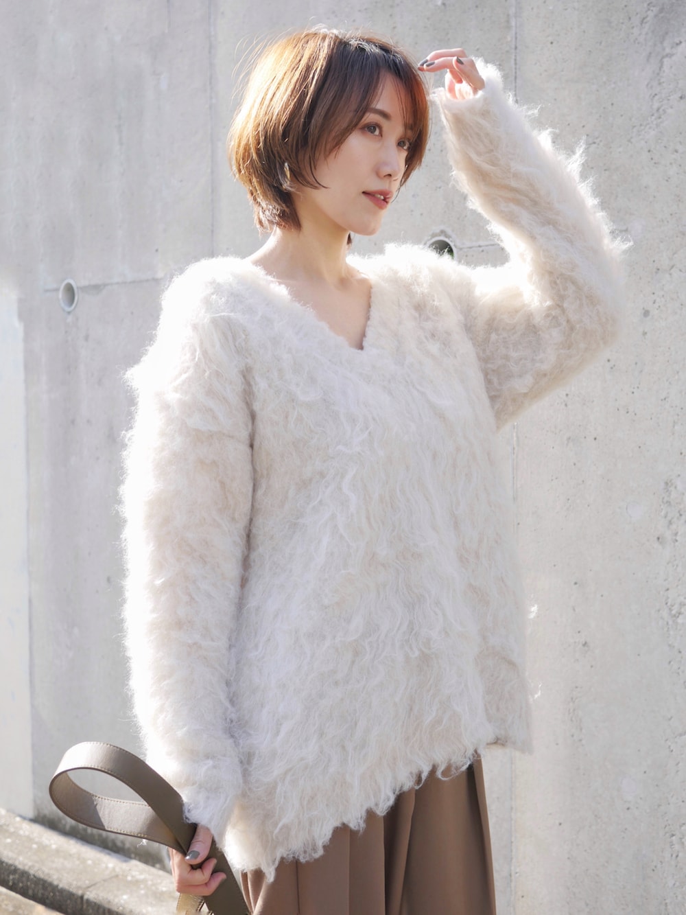 「PR、今日のコスメと服、シャギーニット、ニット、白ニット、Vネック、ワイドパンツ、バレエシューズ、レザー、秋冬コーデ、シンプルコーデ、きれいめカジュアル、高身長女子、ブラウン、服とコスメでなりたい自分に」｜「GALLARDAGALANTEのシャギープルオーバーニット【オンラインストア限定商品】（ニット/セーター、ホワイト系）」を使った、金子三記(miki)さん（骨格ナチュラル・レディース・170cm）の秋コーディネートの4枚目の写真