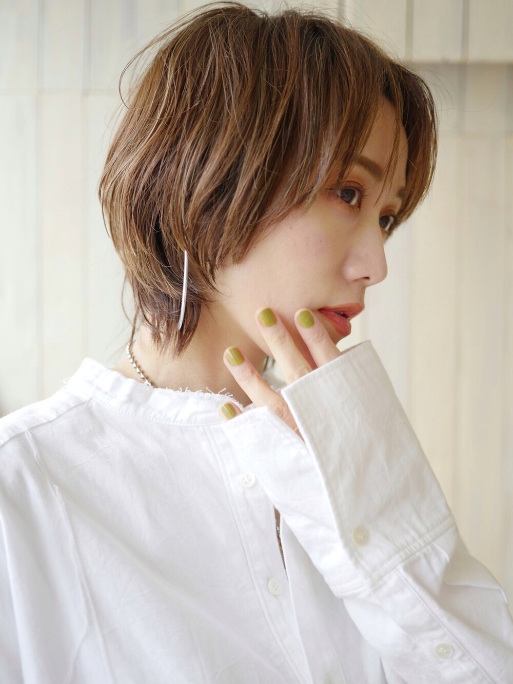 ブラック系のその他パンツ、ブラック系のショルダーバッグ、ホワイト系のシャツ/ブラウスを着用したレディースの春コーディネートの5枚目の写真