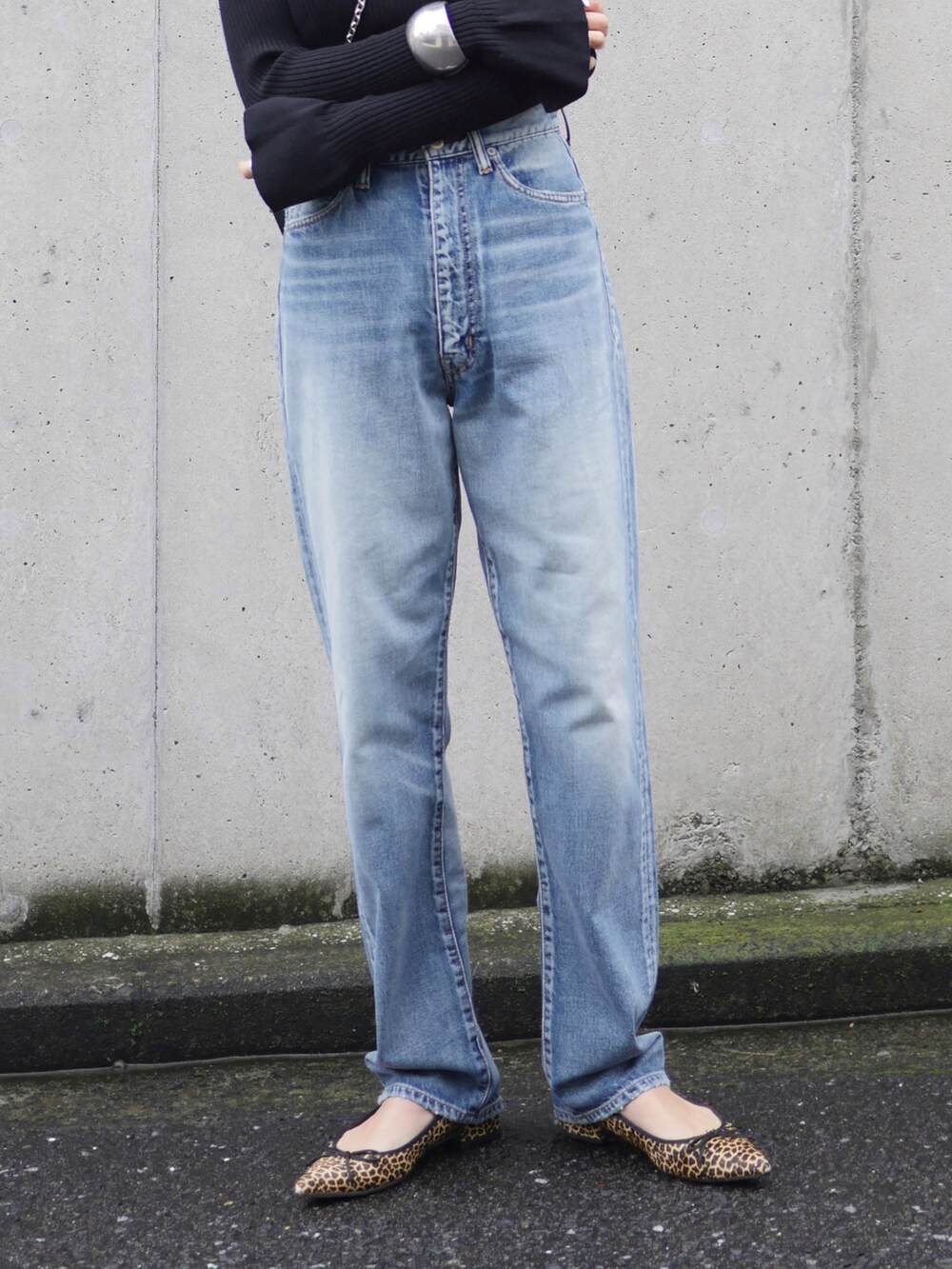 「ニット、タートルネック、タートルネックニット、デニム、ミニバッグ、レオパード、バレエシューズ、ZARA、シンプルコーデ、ハイウエスト、フレアスリーブ、秋冬コーデ、高身長コーデ、骨格ナチュラル、きれいめカジュアル」|「TODAYFULのフレアカフリブニット(ニット/セーター、ブラック系)」を使った、金子三記(miki)さん(骨格ナチュラル・レディース・170cm)の秋コーディネートの3枚目の写真