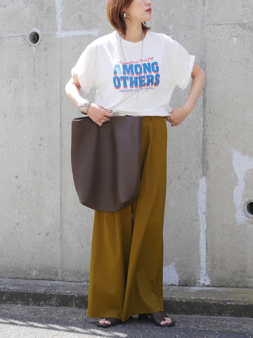 ホワイト系のTシャツ/カットソー、その他のその他パンツ、ブラウン系のハンドバッグを着用したレディースの夏コーディネートの2枚目の写真