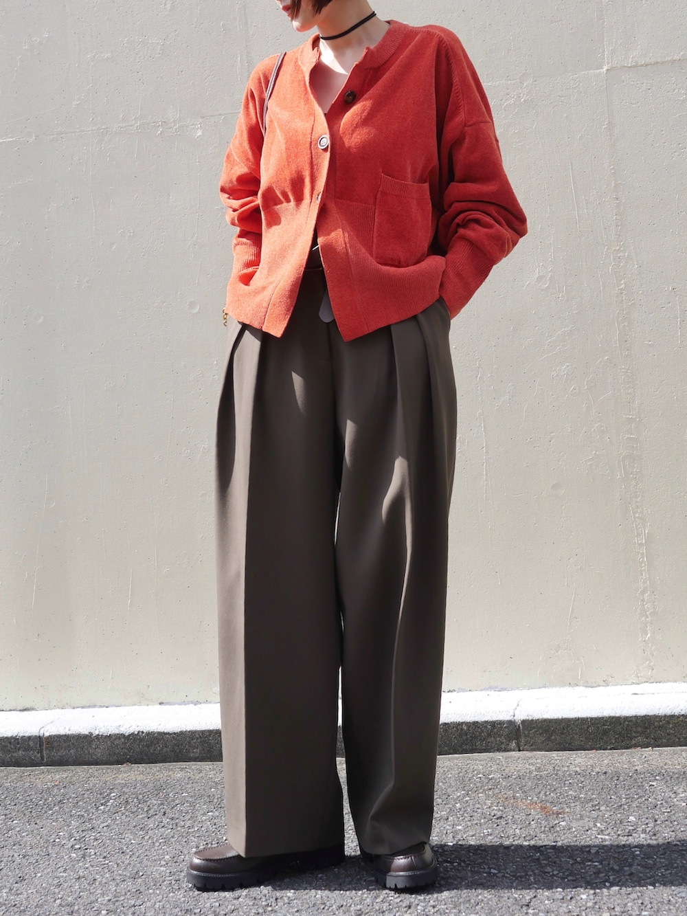 ブラウン系のローファー、グリーン系のその他パンツ、ベージュ系のエコバッグ/サブバッグを着用したレディースの秋コーディネートの4枚目の写真