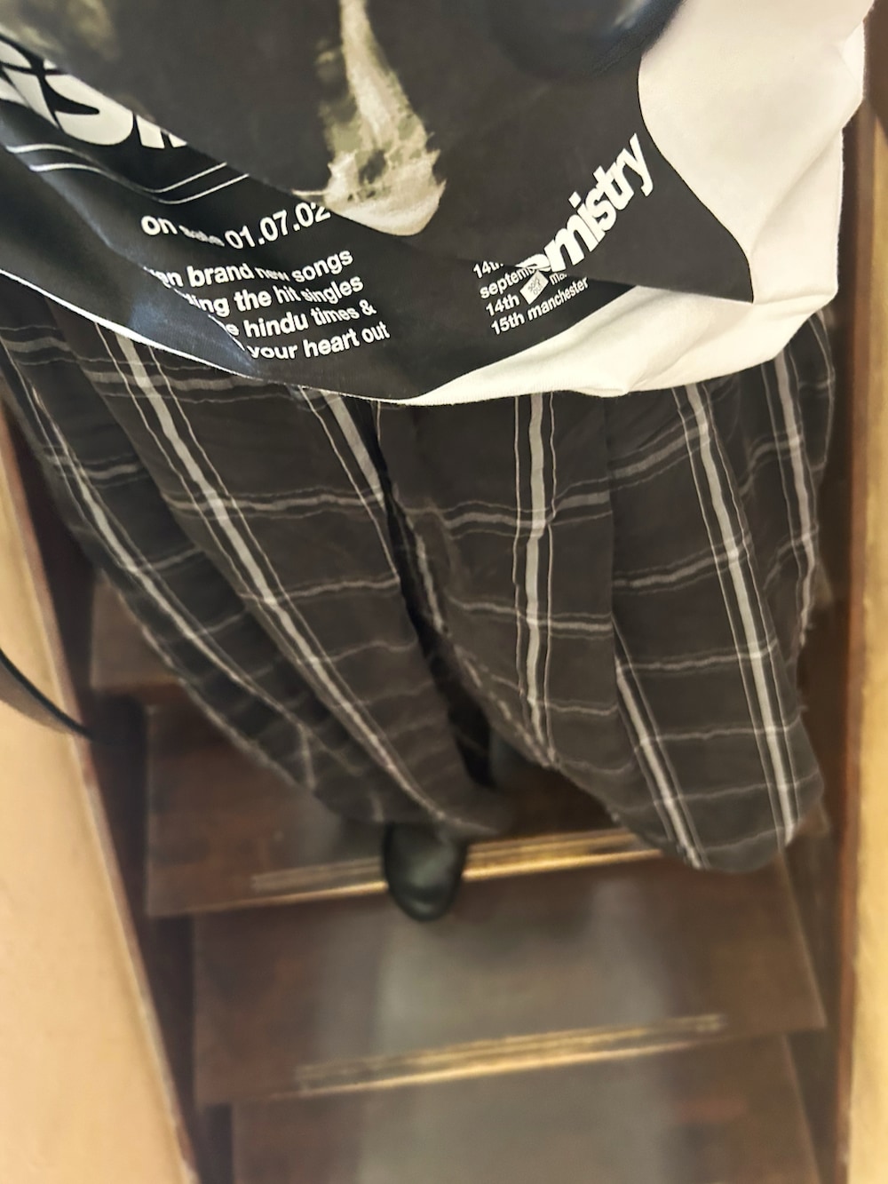 ホワイト系のTシャツ/カットソー、その他のその他パンツ、ブラック系のショルダーバッグを着用したレディースの秋コーディネートの4枚目の写真