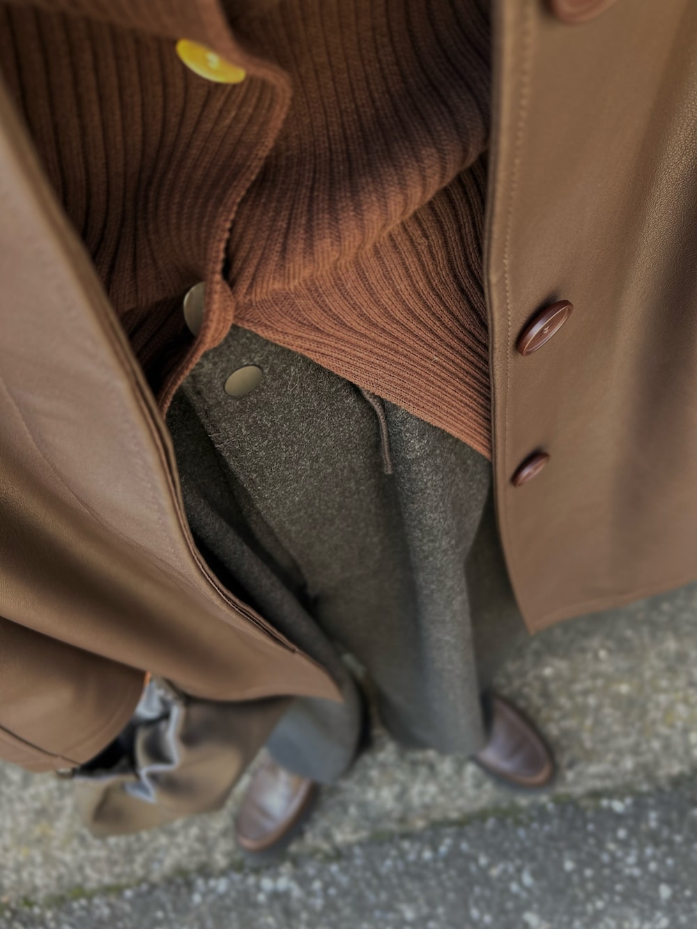 ブラウン系のその他アウター、ブラウン系のショルダーバッグ、ブラウン系のローファーを着用したレディースの秋コーディネートの3枚目の写真