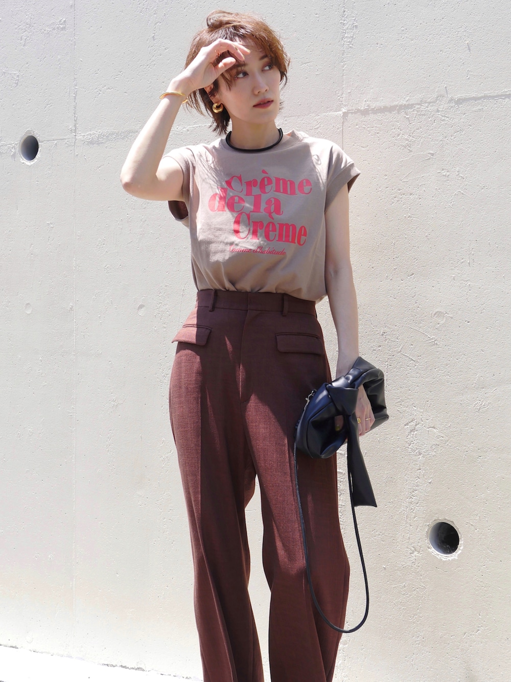 「今日のコスメと服、ワントーンコーデ、ロゴT、夏コーデ、オフィスカジュアル、サンダル、タックイン、きれいめカジュアル、夏セールで買いました、プチプラ、骨格ナチュラル、高身長女子、ノースリーブ、アツいコーデ全部見せ、ブラウン」|「UnitageのロゴプリントフレンチTEE(Tシャツ/カットソー、ベージュ系)」を使った、金子三記(miki)さん(骨格ナチュラル・レディース・170cm)の夏コーディネートの2枚目の写真